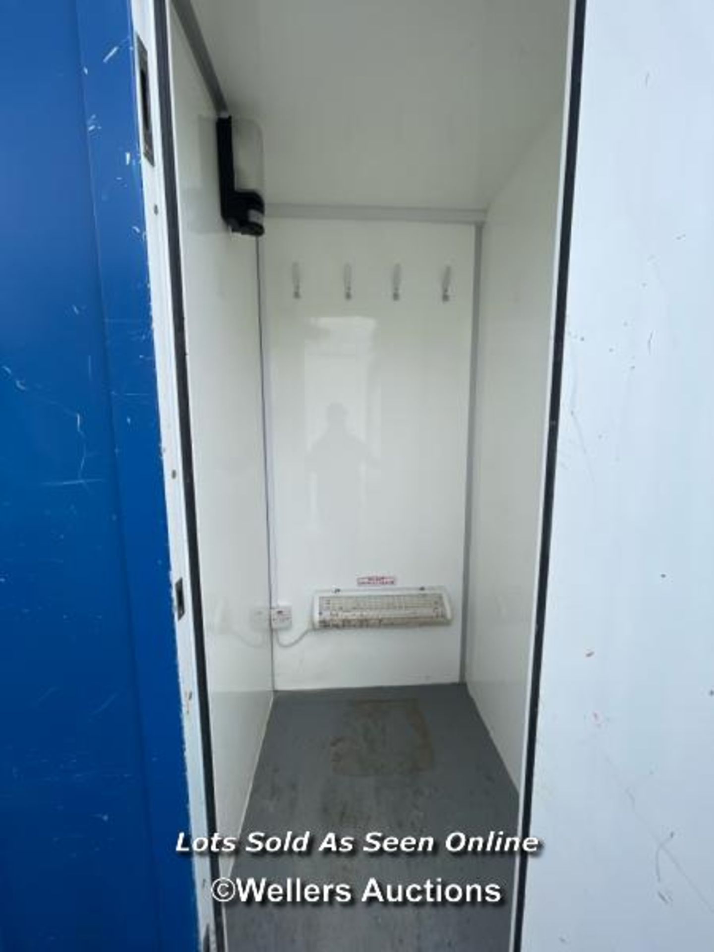 6 PERSON 12 X 7.5FT AJC EASY CABIN TOWABLE WELFARE UNIT, INCLUDES WASH BASIN, KETTLE, MICROWAVE, - Image 14 of 19