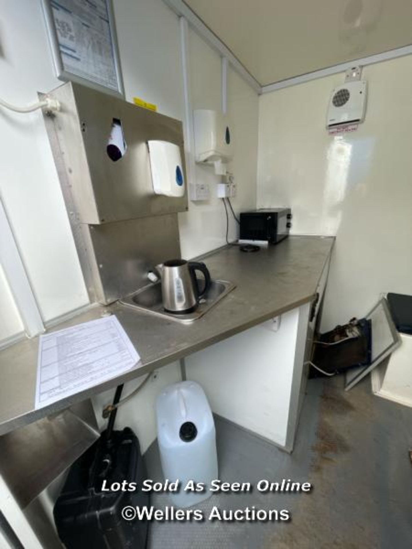 6 PERSON 12 X 7.5FT AJC EASY CABIN TOWABLE WELFARE UNIT, INCLUDES WASH BASIN, KETTLE, MICROWAVE, - Image 8 of 20