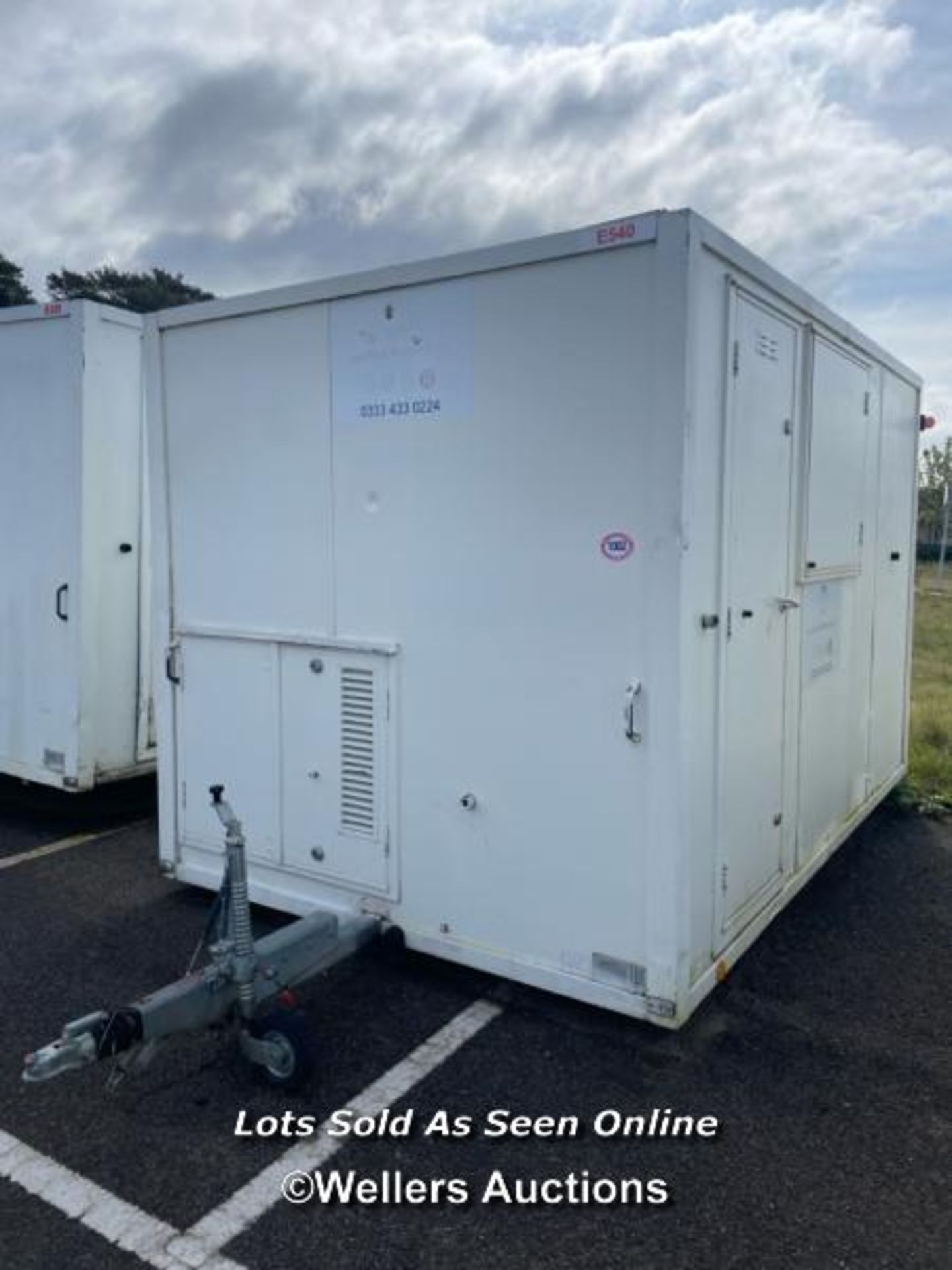 6 PERSON 12 X 7.5FT AJC EASY CABIN TOWABLE WELFARE UNIT, INCLUDES WASH BASIN, KETTLE, MICROWAVE, - Image 3 of 18