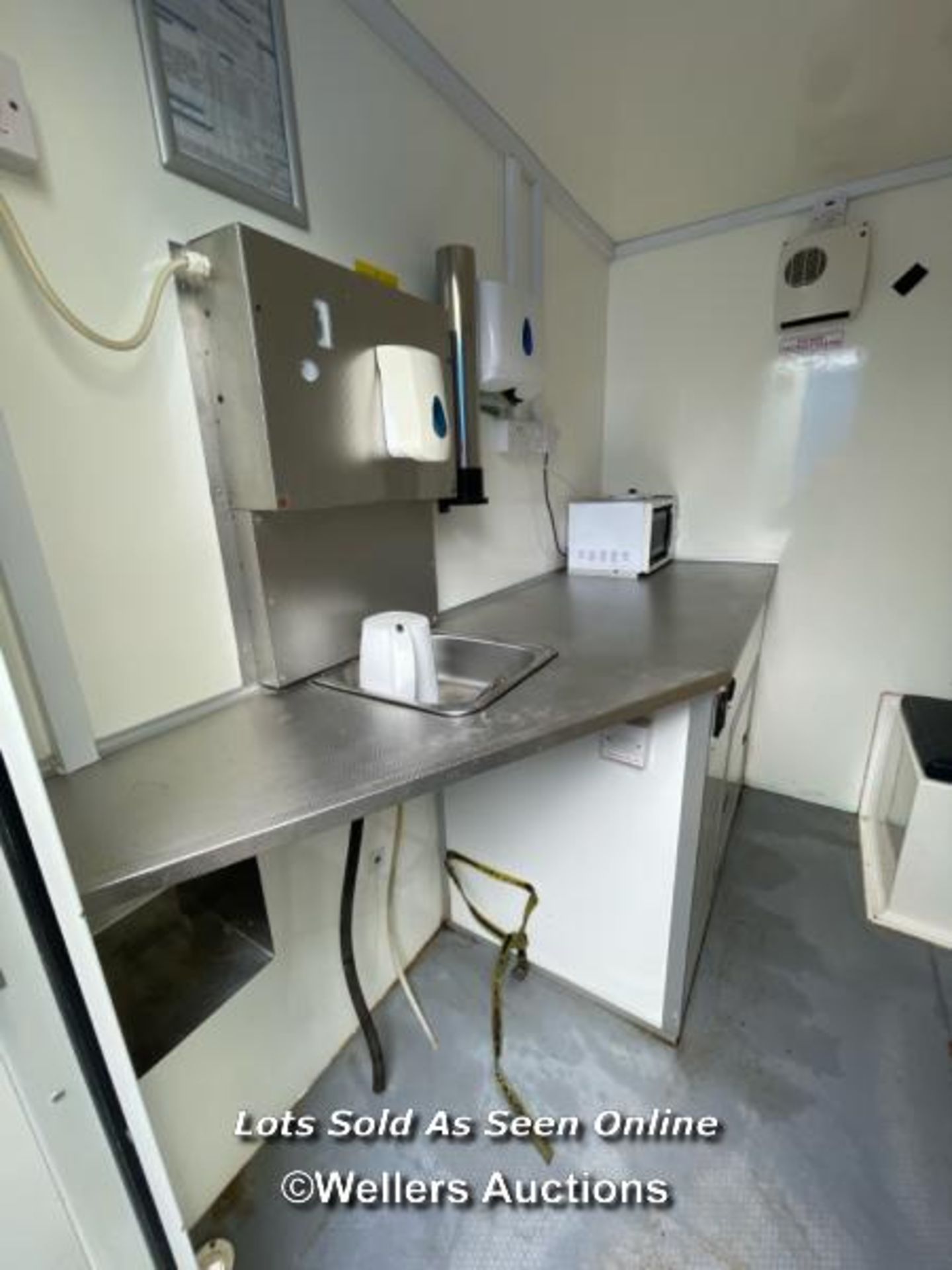 6 PERSON 12 X 7.5FT AJC EASY CABIN TOWABLE WELFARE UNIT, INCLUDES WASH BASIN, KETTLE, MICROWAVE, - Image 9 of 21