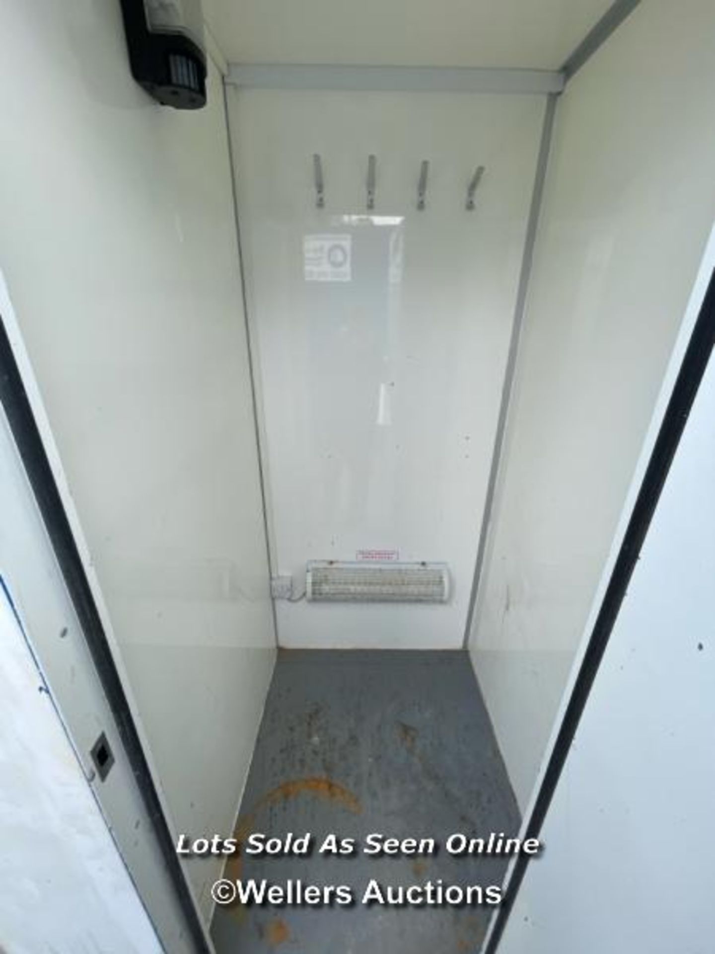 6 PERSON 12 X 7.5FT AJC EASY CABIN TOWABLE WELFARE UNIT, INCLUDES WASH BASIN, KETTLE, MICROWAVE, - Image 14 of 19