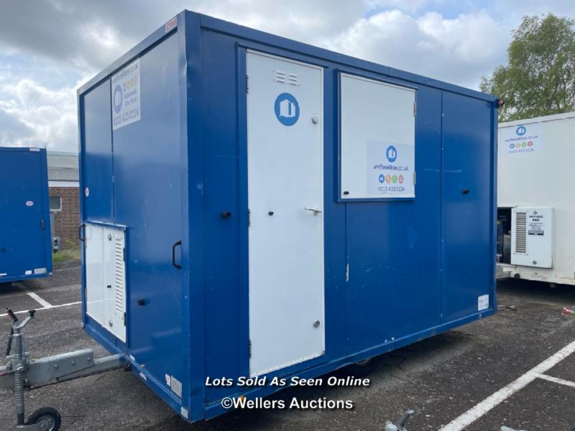 6 PERSON 12 X 7.5FT AJC EASY CABIN TOWABLE WELFARE UNIT, INCLUDES WASH BASIN, KETTLE, MICROWAVE, - Image 4 of 19