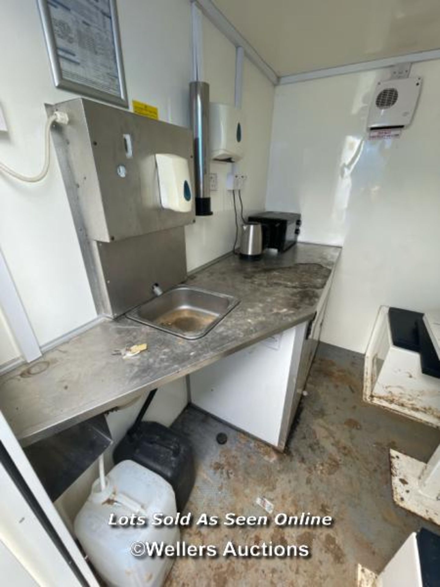 6 PERSON 12 X 7.5FT AJC EASY CABIN TOWABLE WELFARE UNIT, INCLUDES WASH BASIN, KETTLE, MICROWAVE, - Image 8 of 19