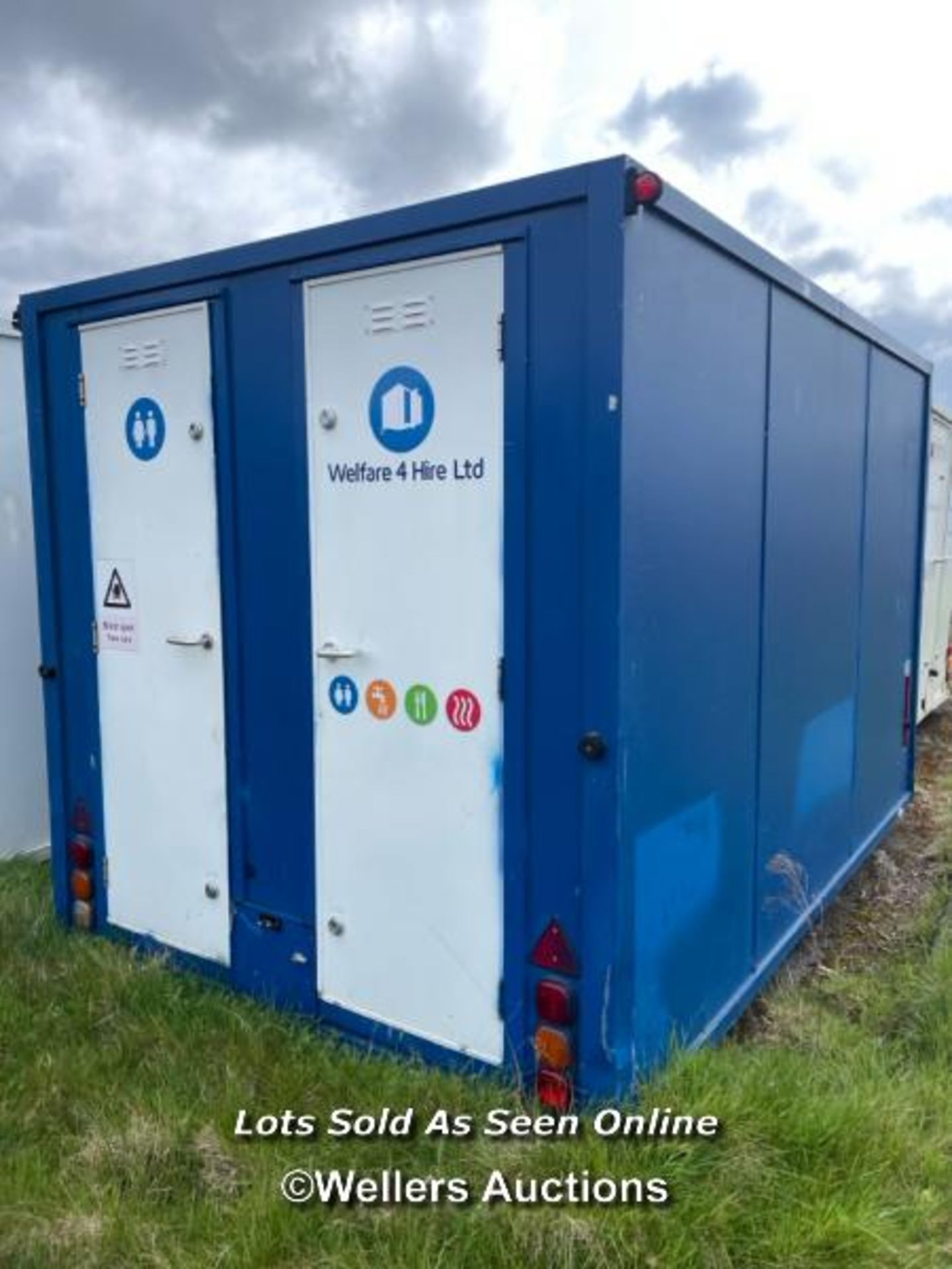 6 PERSON 12 X 7.5FT AJC EASY CABIN TOWABLE WELFARE UNIT, INCLUDES WASH BASIN, KETTLE, MICROWAVE, - Bild 6 aus 19