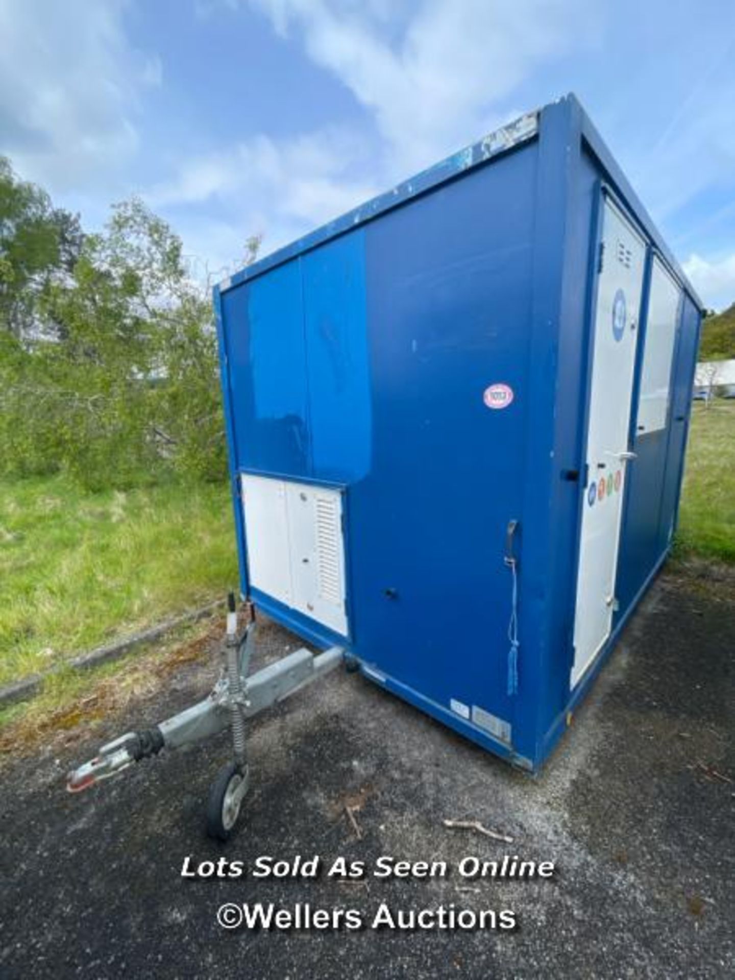 6 PERSON 12 X 7.5FT AJC EASY CABIN TOWABLE WELFARE UNIT, INCLUDES WASH BASIN, KETTLE, MICROWAVE, - Image 3 of 19