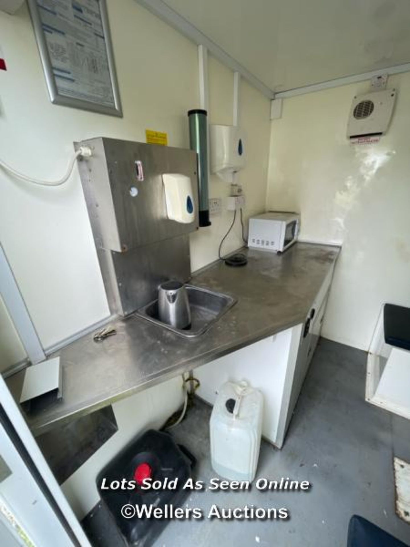 6 PERSON 12 X 7.5FT AJC EASY CABIN TOWABLE WELFARE UNIT, INCLUDES WASH BASIN, KETTLE, MICROWAVE, - Image 9 of 20