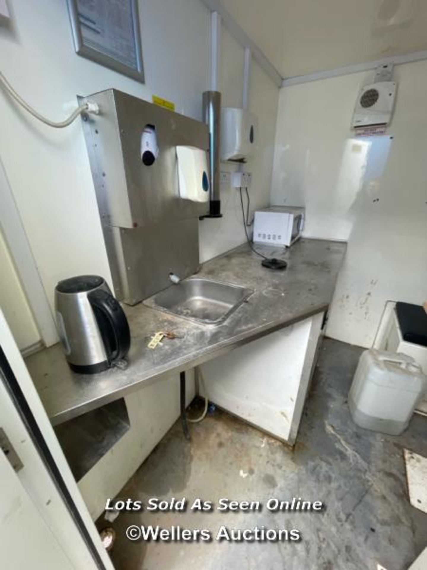 6 PERSON 12 X 7.5FT AJC EASY CABIN TOWABLE WELFARE UNIT, INCLUDES WASH BASIN, KETTLE, MICROWAVE, - Image 8 of 18