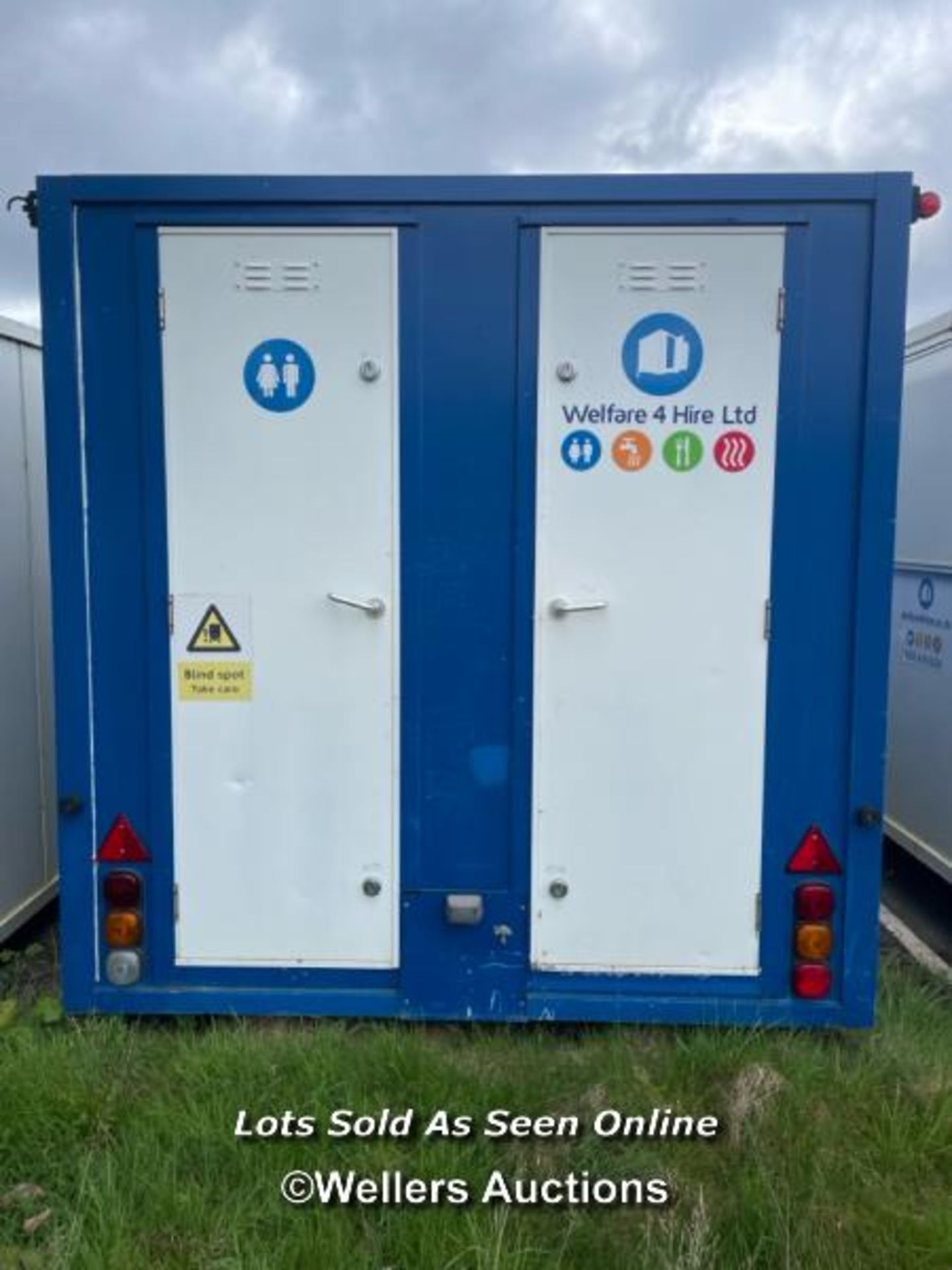 6 PERSON 12 X 7.5FT AJC EASY CABIN TOWABLE WELFARE UNIT, INCLUDES WASH BASIN, KETTLE, MICROWAVE, - Image 4 of 19