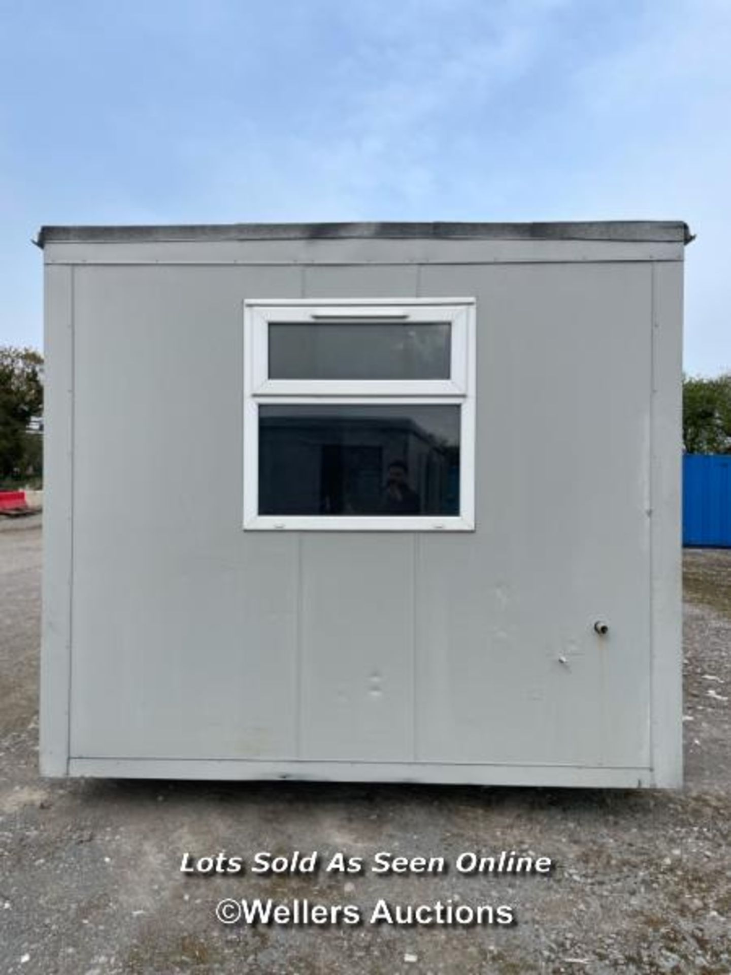 30' x 10' PORTABLE PLASTISOL OFFICE BUILDING, TWO ROOMS, UNIT INCLUDES KITCHENETTE WITH WASH - Image 3 of 21