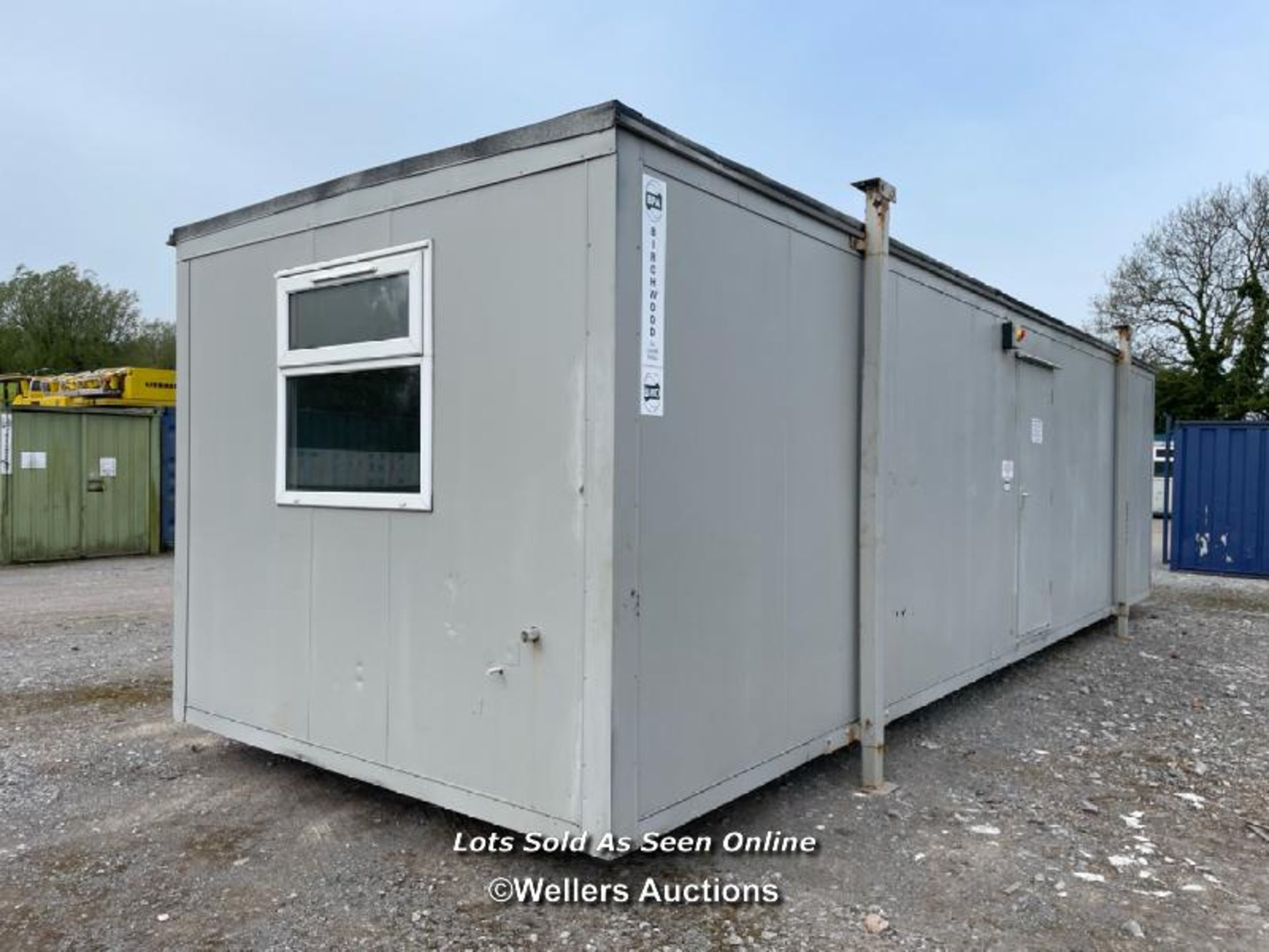30' x 10' PORTABLE PLASTISOL OFFICE BUILDING, TWO ROOMS, UNIT INCLUDES KITCHENETTE WITH WASH - Image 4 of 21