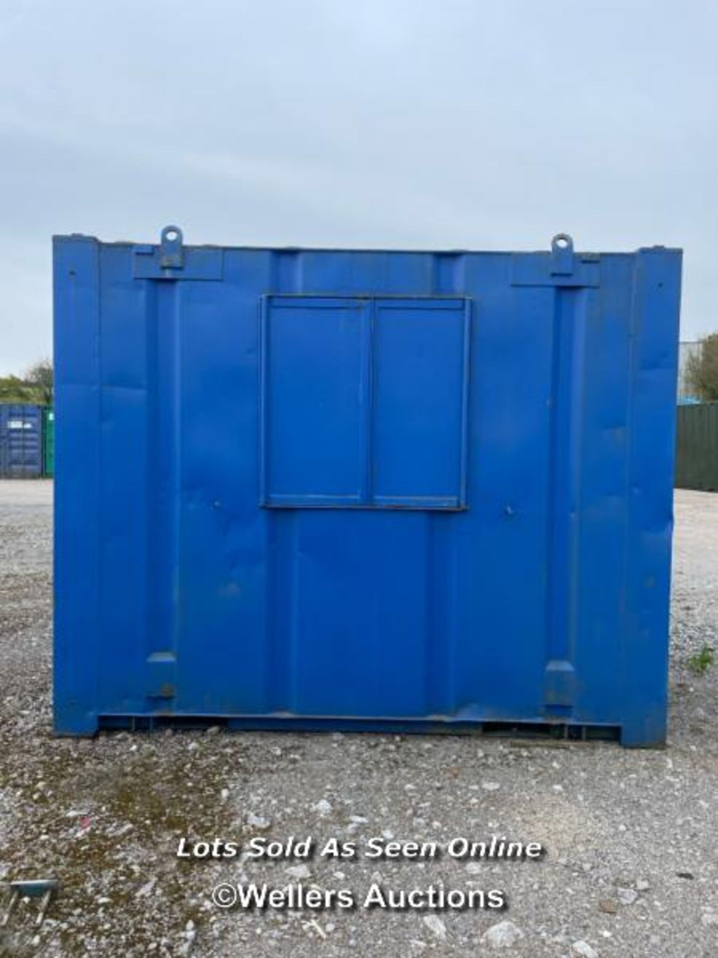 10' X 8' PORTABLE STEEL SHOWER BLOCK, UNIT INCLUDES HYCO EXTRACTION FAN, ELECTRICAL SWITCHBOARD, - Image 8 of 16