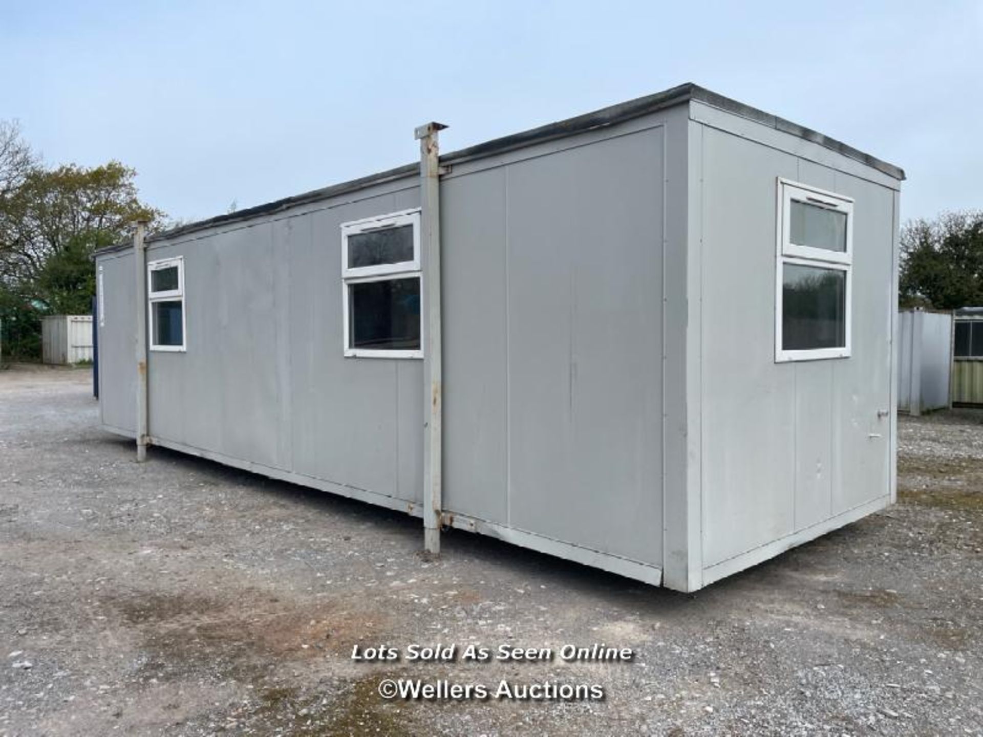 30' x 10' PORTABLE PLASTISOL OFFICE BUILDING, TWO ROOMS, UNIT INCLUDES KITCHENETTE WITH WASH - Image 17 of 21