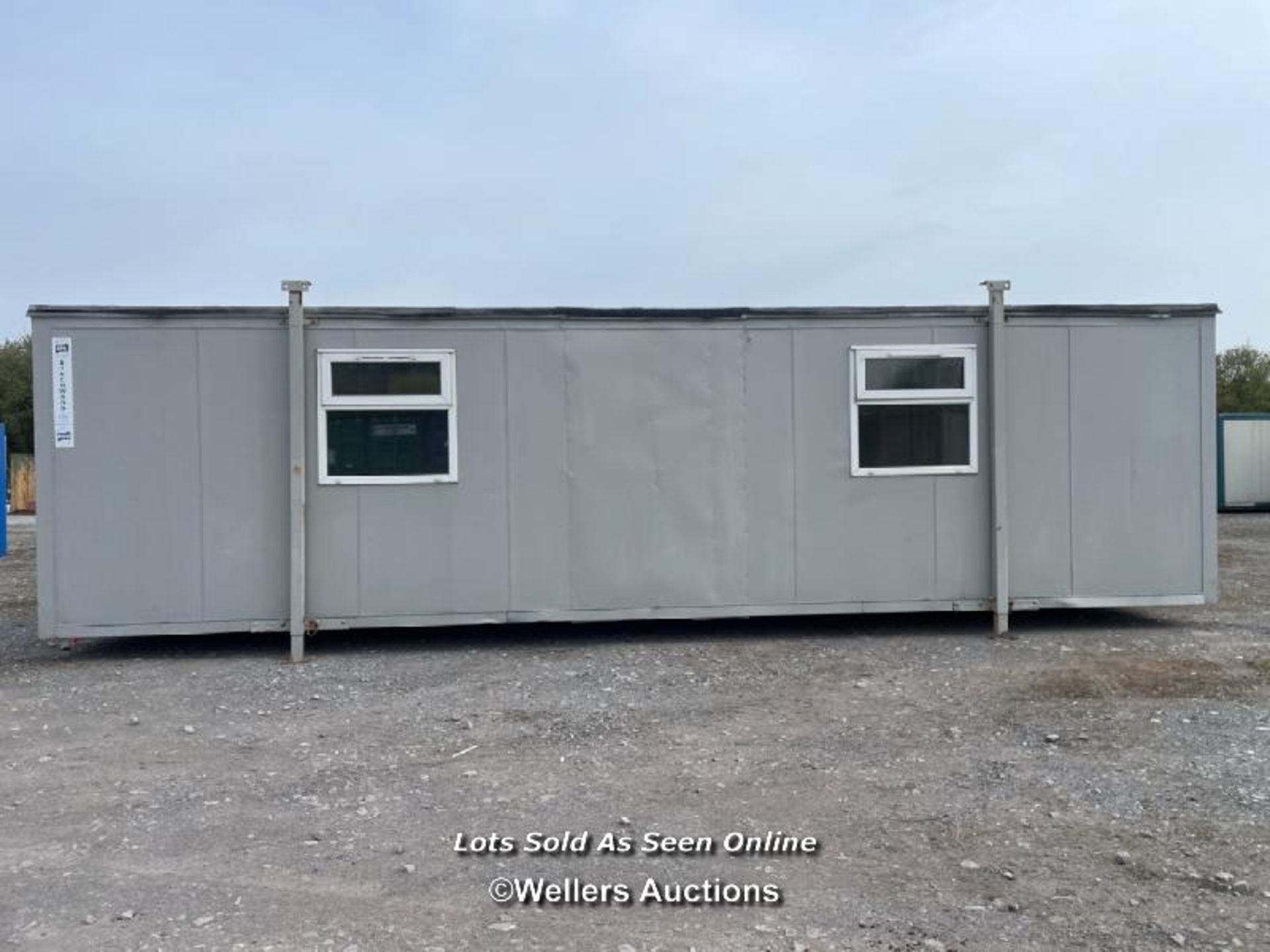 30' x 10' PORTABLE PLASTISOL OFFICE BUILDING, TWO ROOMS, UNIT INCLUDES KITCHENETTE WITH WASH - Image 2 of 21