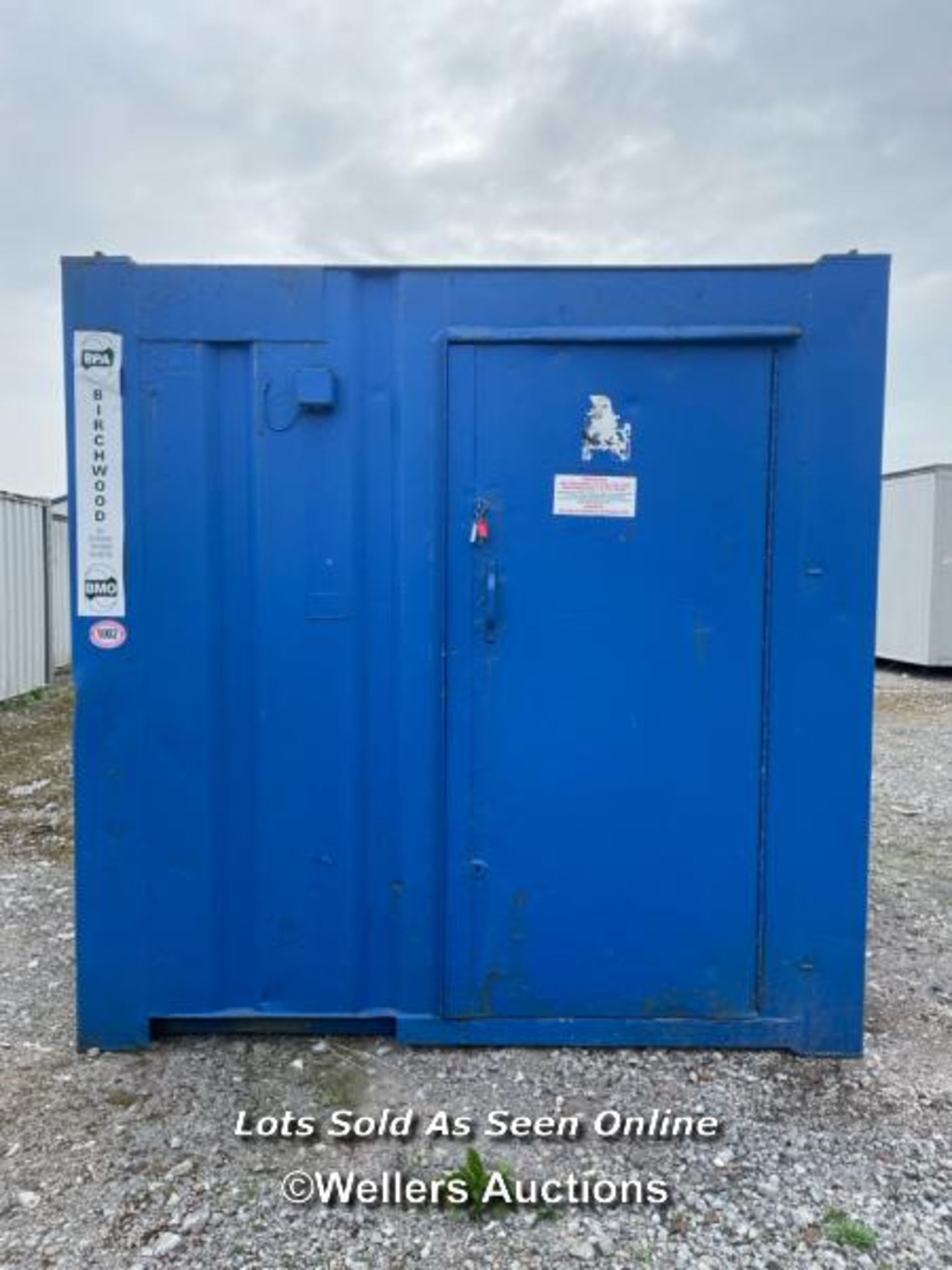 10' X 8' PORTABLE STEEL SHOWER BLOCK, UNIT INCLUDES HYCO EXTRACTION FAN, ELECTRICAL SWITCHBOARD, - Image 2 of 16