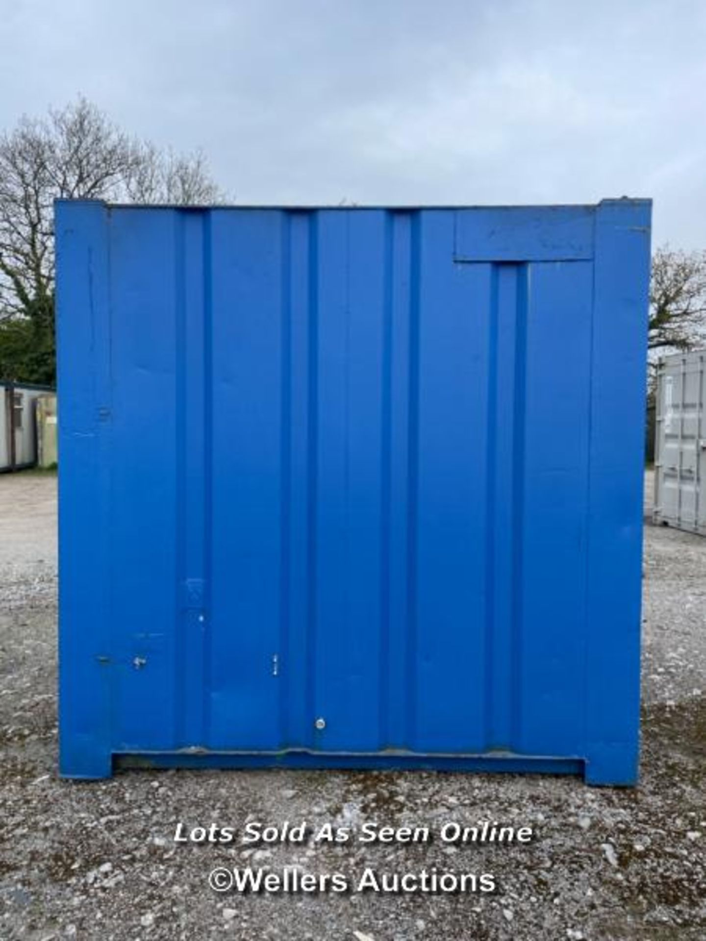 10' X 8' PORTABLE STEEL SHOWER BLOCK, UNIT INCLUDES HYCO EXTRACTION FAN, ELECTRICAL SWITCHBOARD, - Image 6 of 16