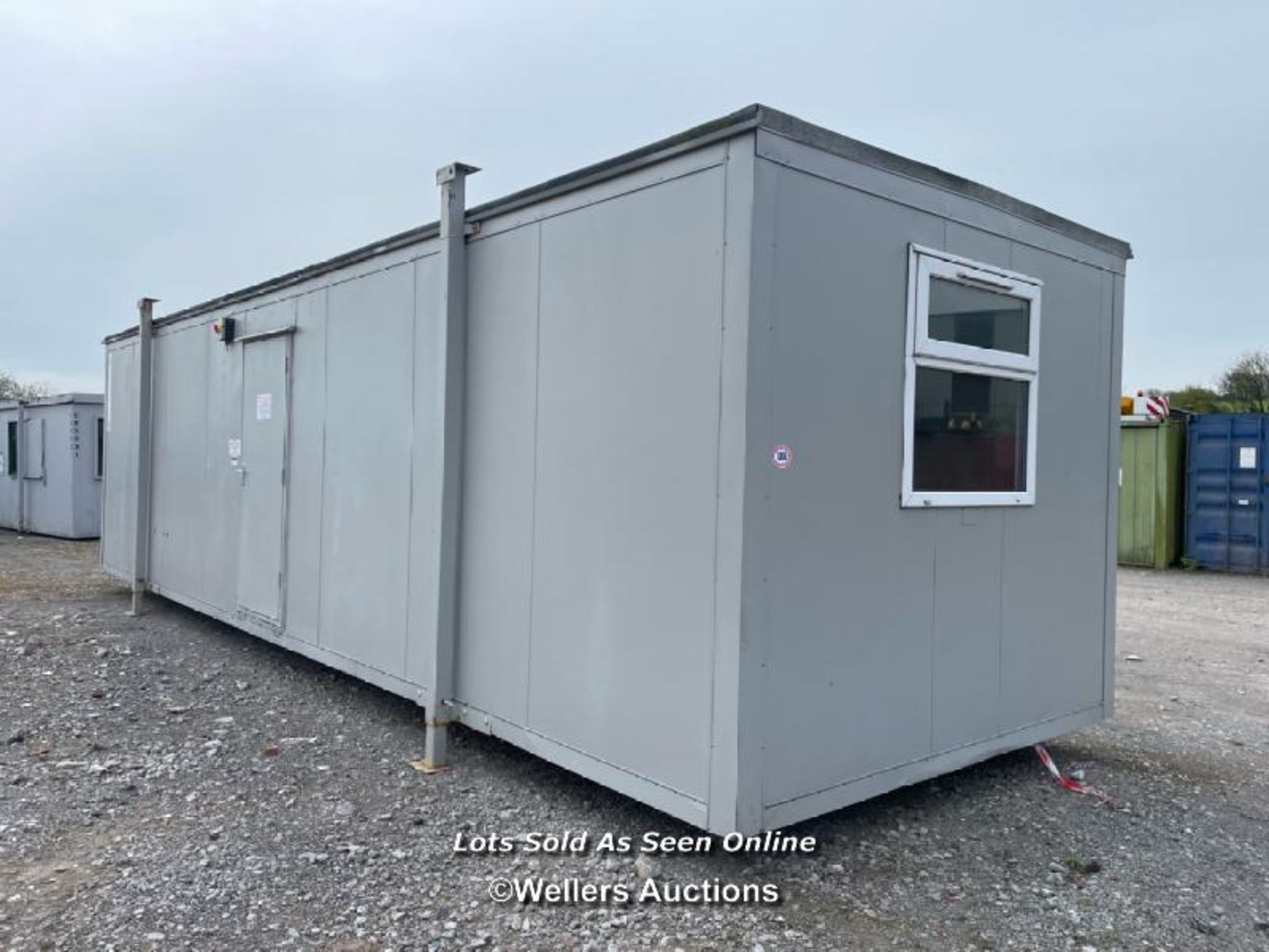30' x 10' PORTABLE PLASTISOL OFFICE BUILDING, TWO ROOMS, UNIT INCLUDES KITCHENETTE WITH WASH - Image 6 of 21