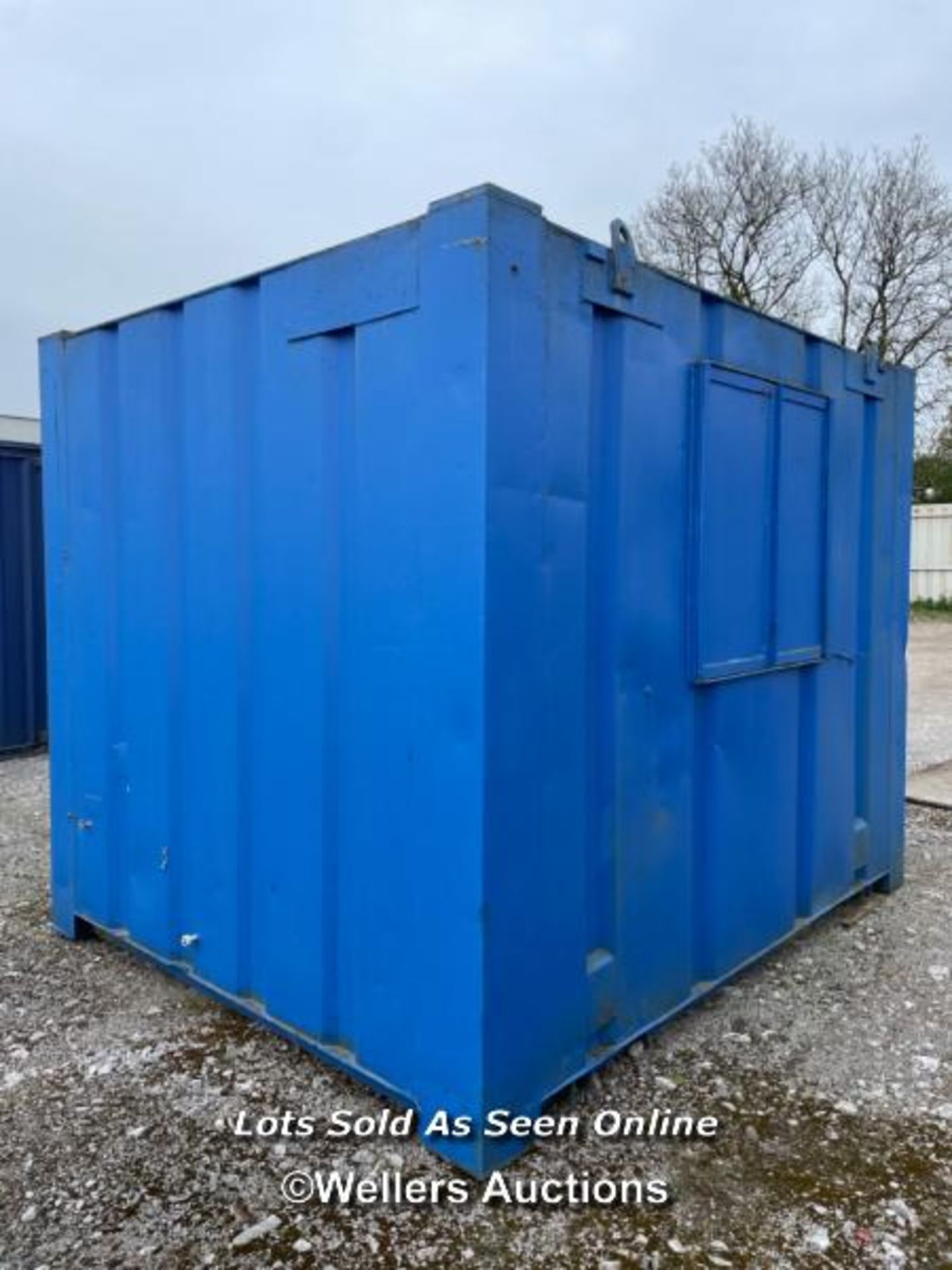 10' X 8' PORTABLE STEEL SHOWER BLOCK, UNIT INCLUDES HYCO EXTRACTION FAN, ELECTRICAL SWITCHBOARD, - Image 7 of 16