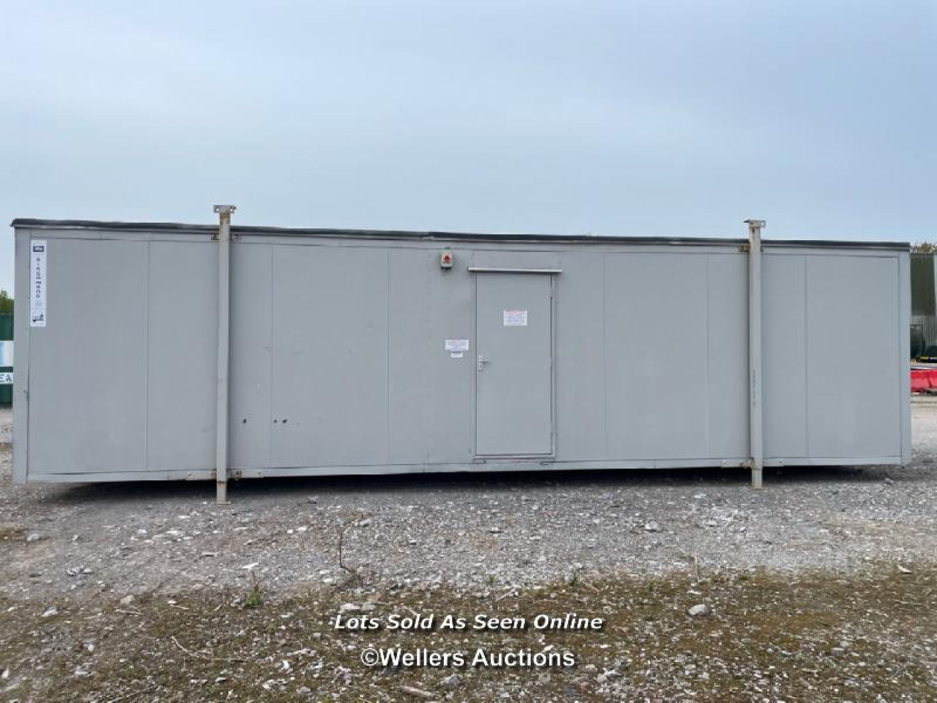 30' x 10' PORTABLE PLASTISOL OFFICE BUILDING, TWO ROOMS, UNIT INCLUDES KITCHENETTE WITH WASH - Image 5 of 21