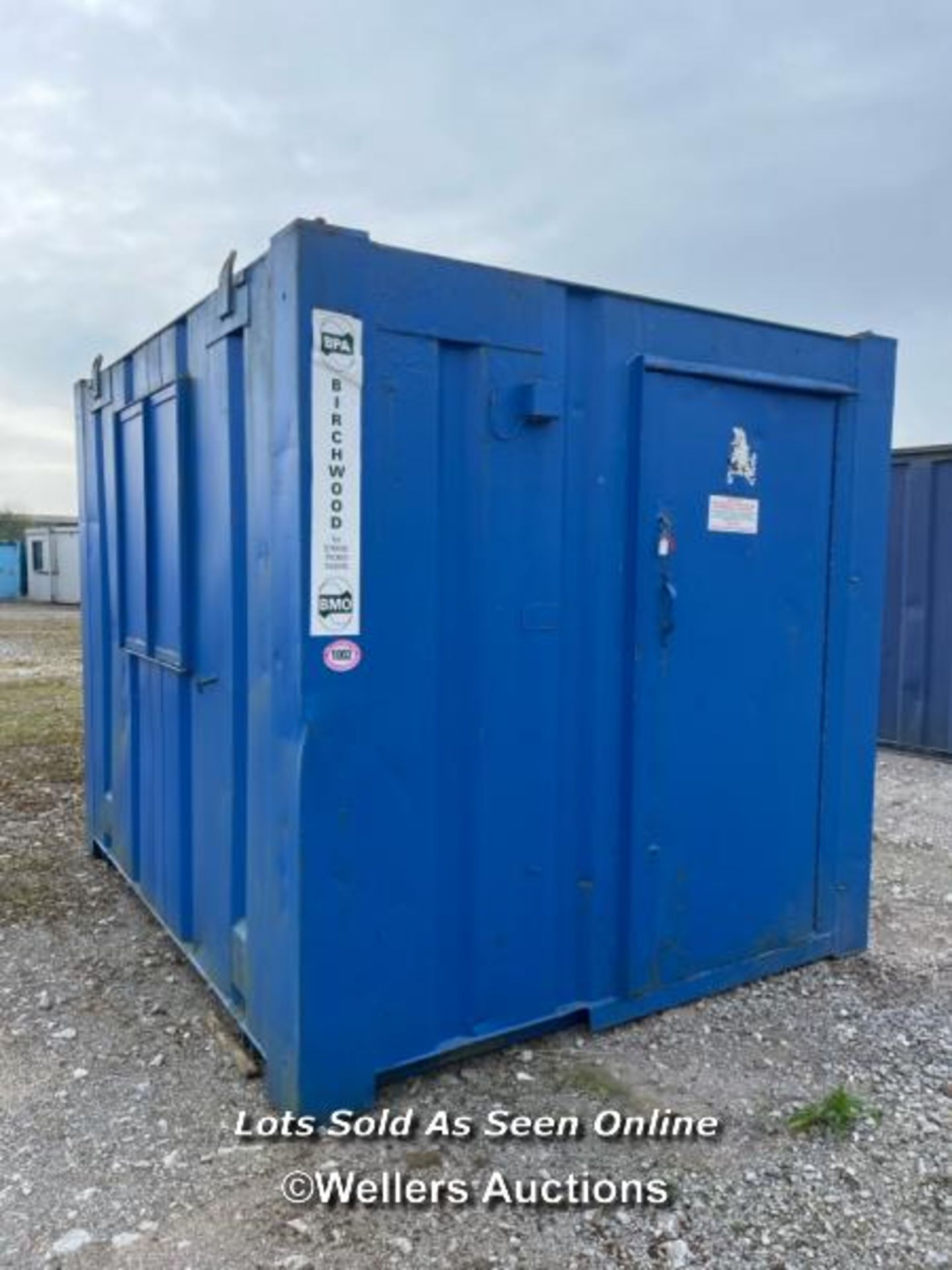 10' X 8' PORTABLE STEEL SHOWER BLOCK, UNIT INCLUDES HYCO EXTRACTION FAN, ELECTRICAL SWITCHBOARD,