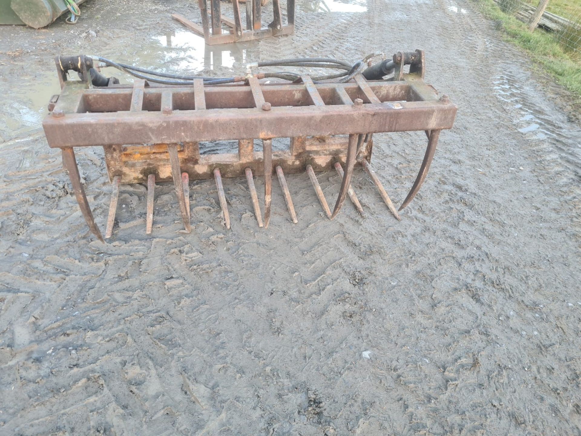 5FT MUCK GRAB ON QUICKE BRACKETS - Image 4 of 4