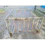 SHEEP ROUND BALE FEEDER