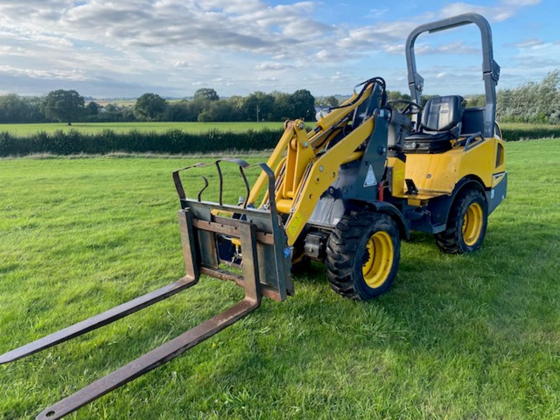 GEHL AL240 PIVOT STEER LOADER - Image 5 of 7