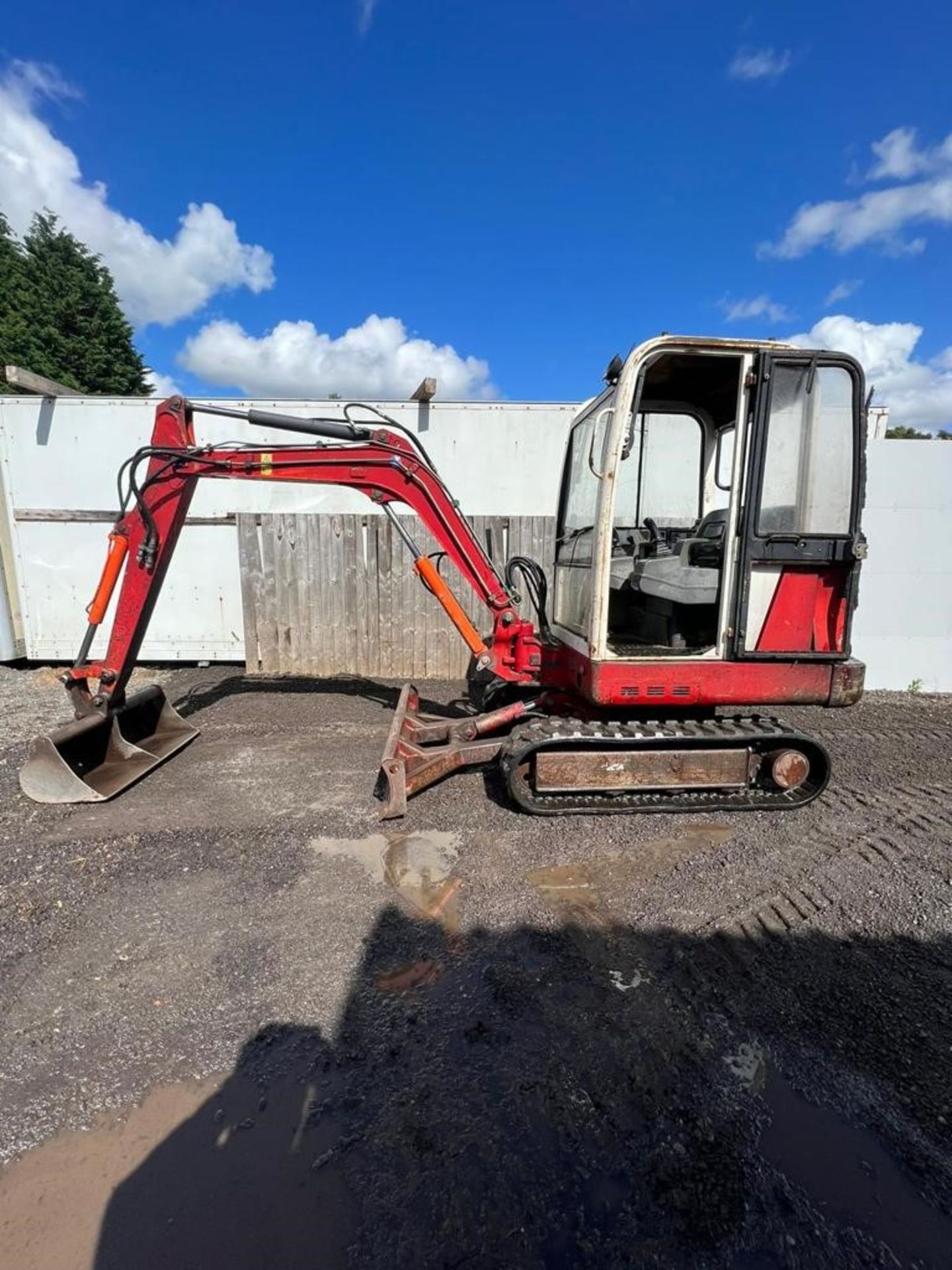 VOLVO 2.5 TON MINI DIGGER