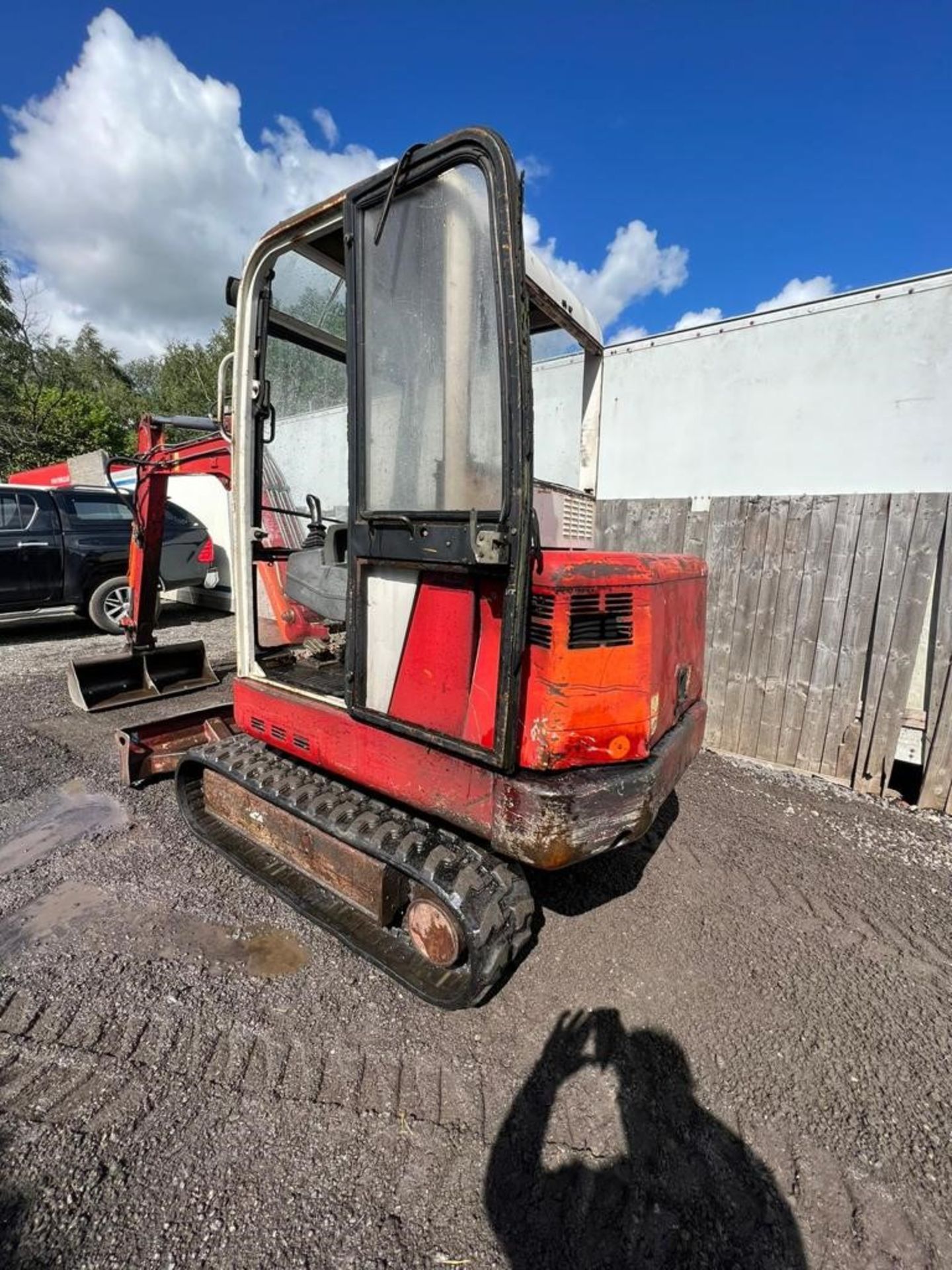 VOLVO 2.5 TON MINI DIGGER - Image 2 of 10