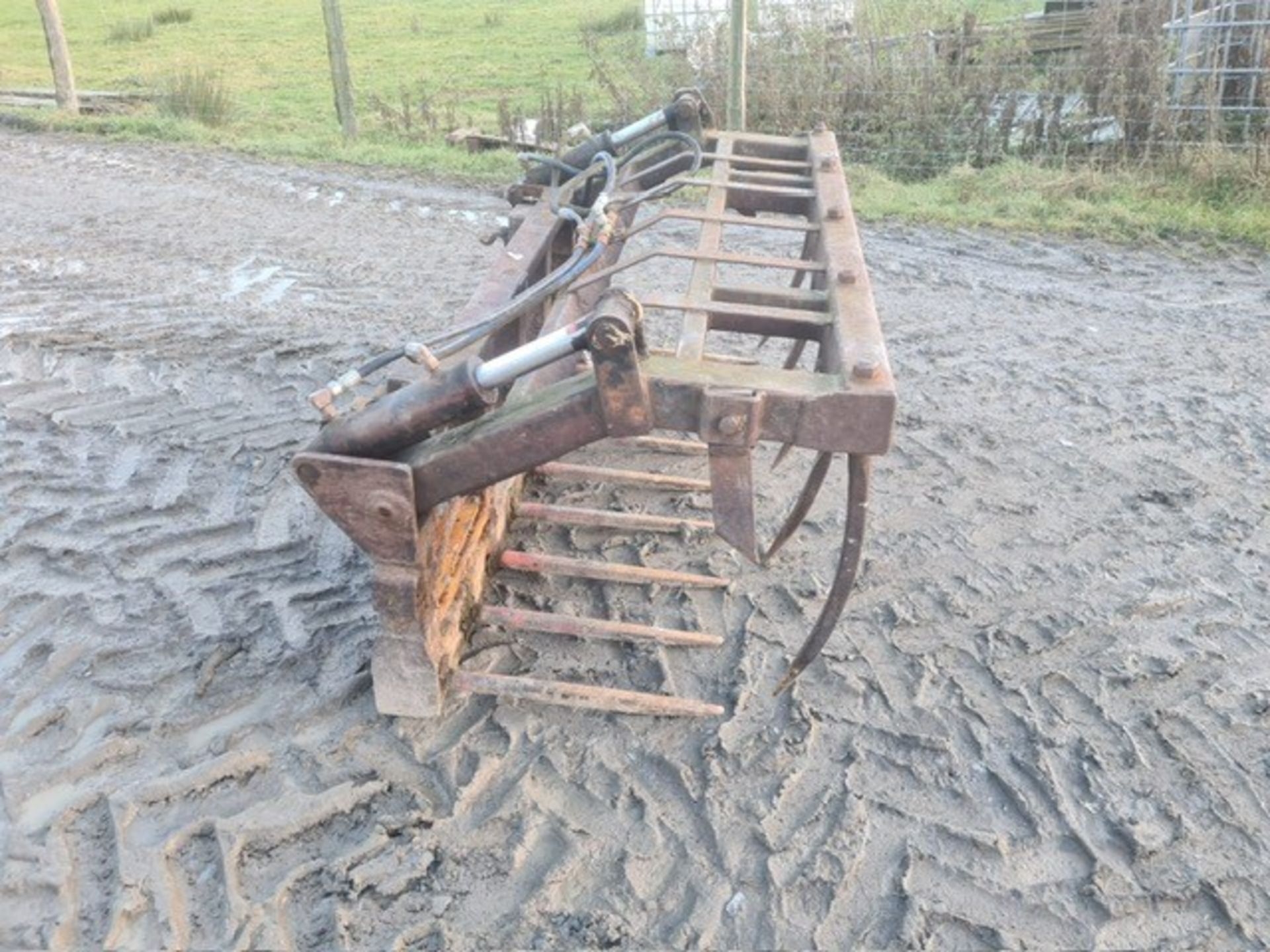 5FT MUCK GRAB ON QUICKE BRACKETS - Image 3 of 4