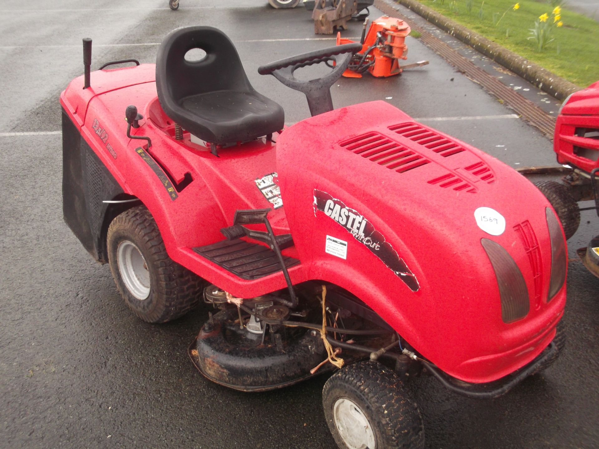 RIDE ON MOWER. XF130HD. + COLLECTION BOX