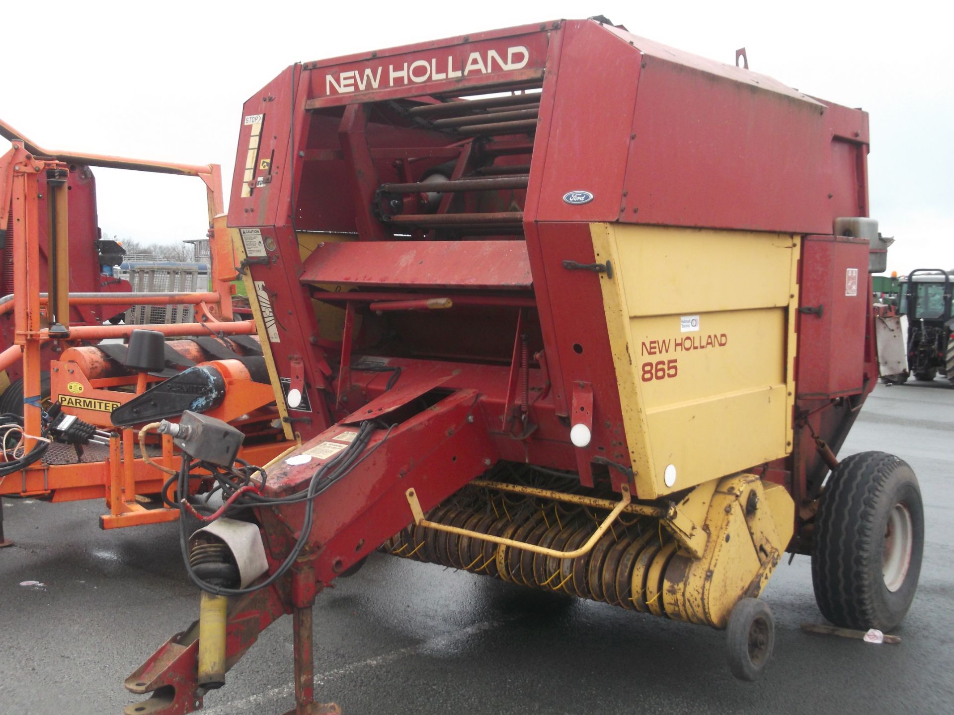 NEW HOLLAND 865 ROUND BALER