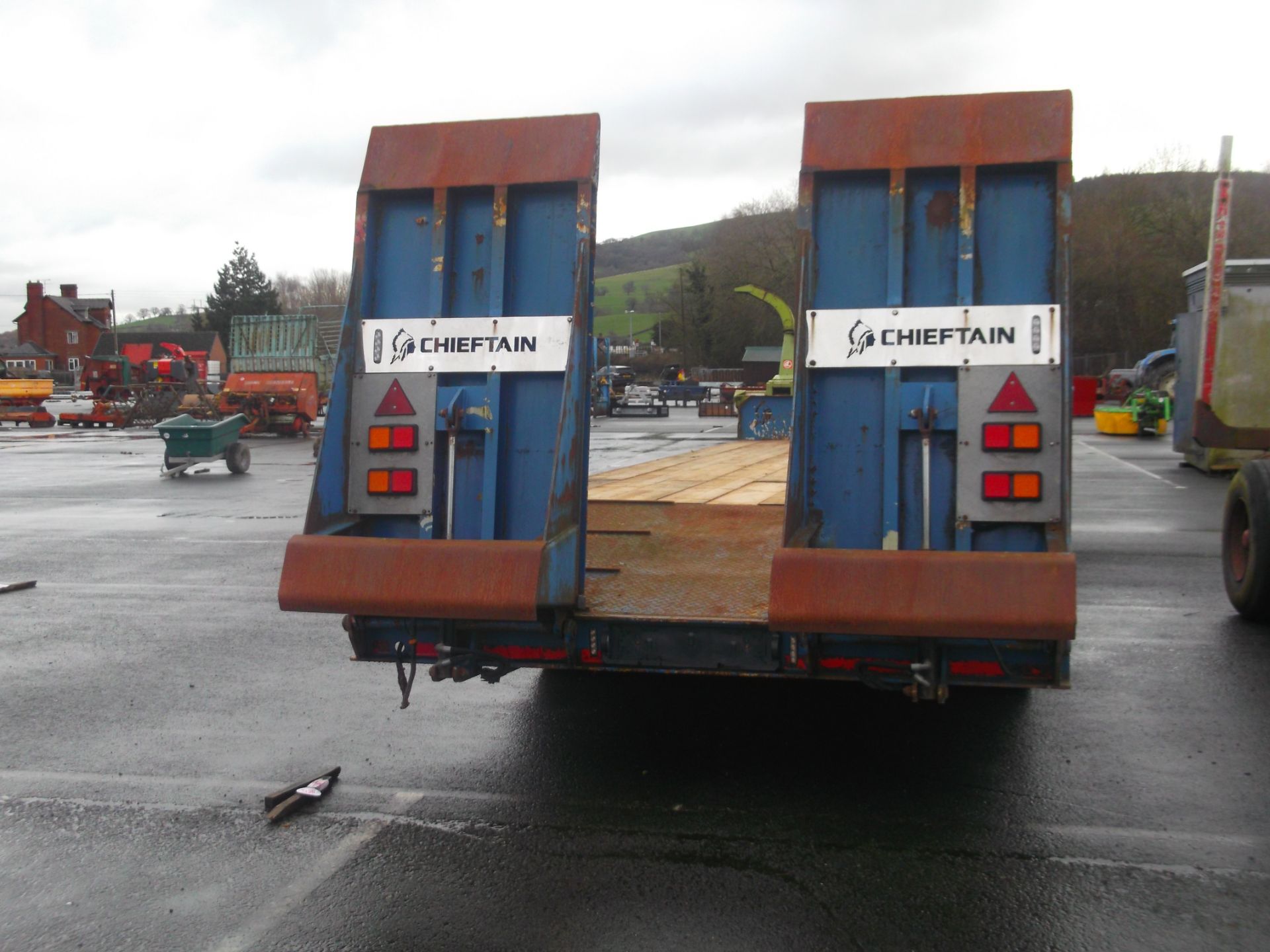 CHEIFTAIN 27FT TRI AXLE TRAILER - Image 4 of 5