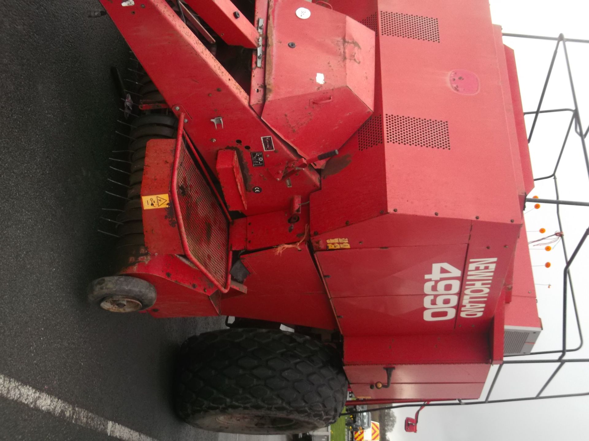 NEW HOLLAND 4990 SQUARE BALER - Image 2 of 6