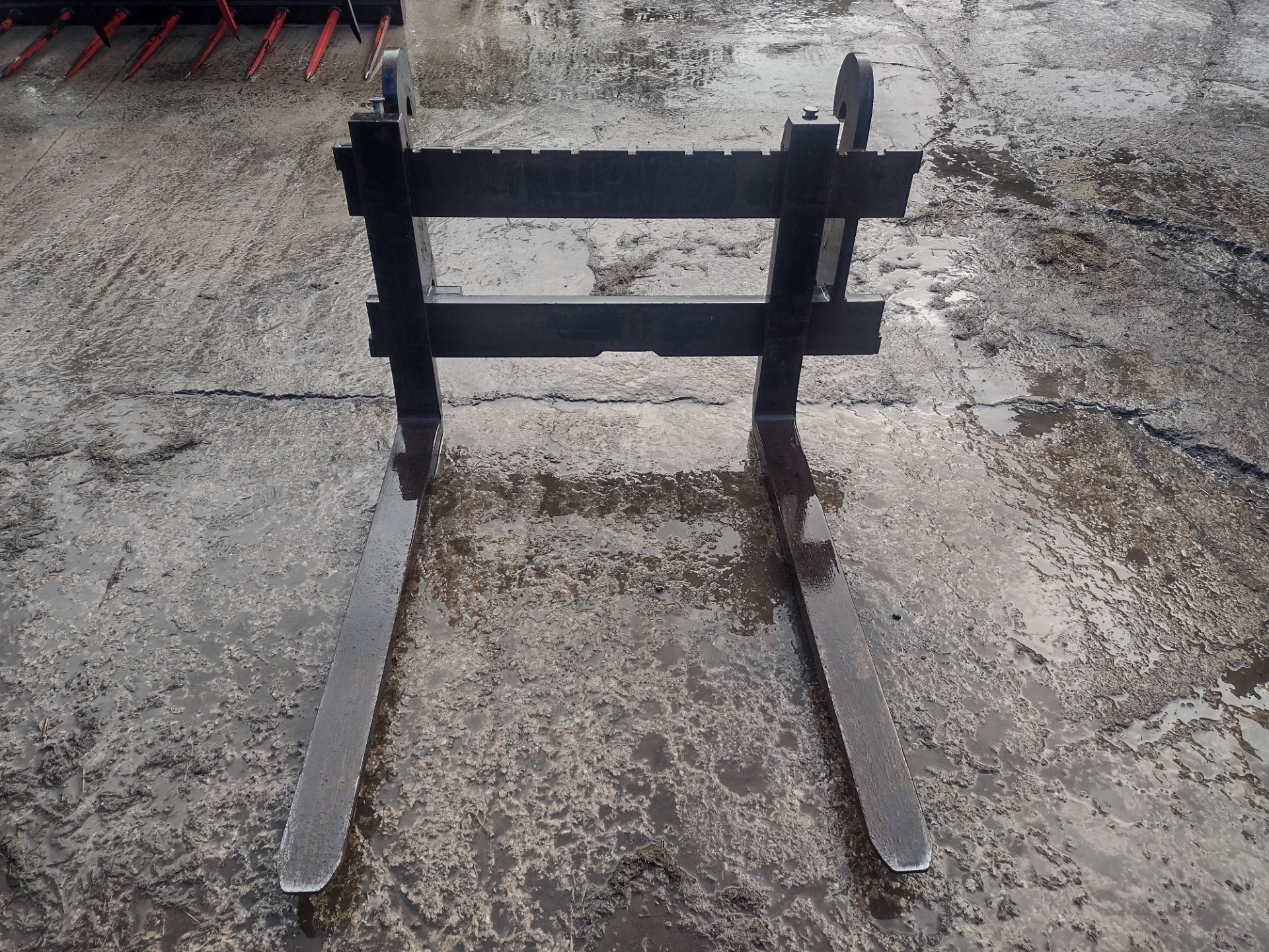 SET OF PALLET TINES W/BACK PLATE - Image 4 of 5