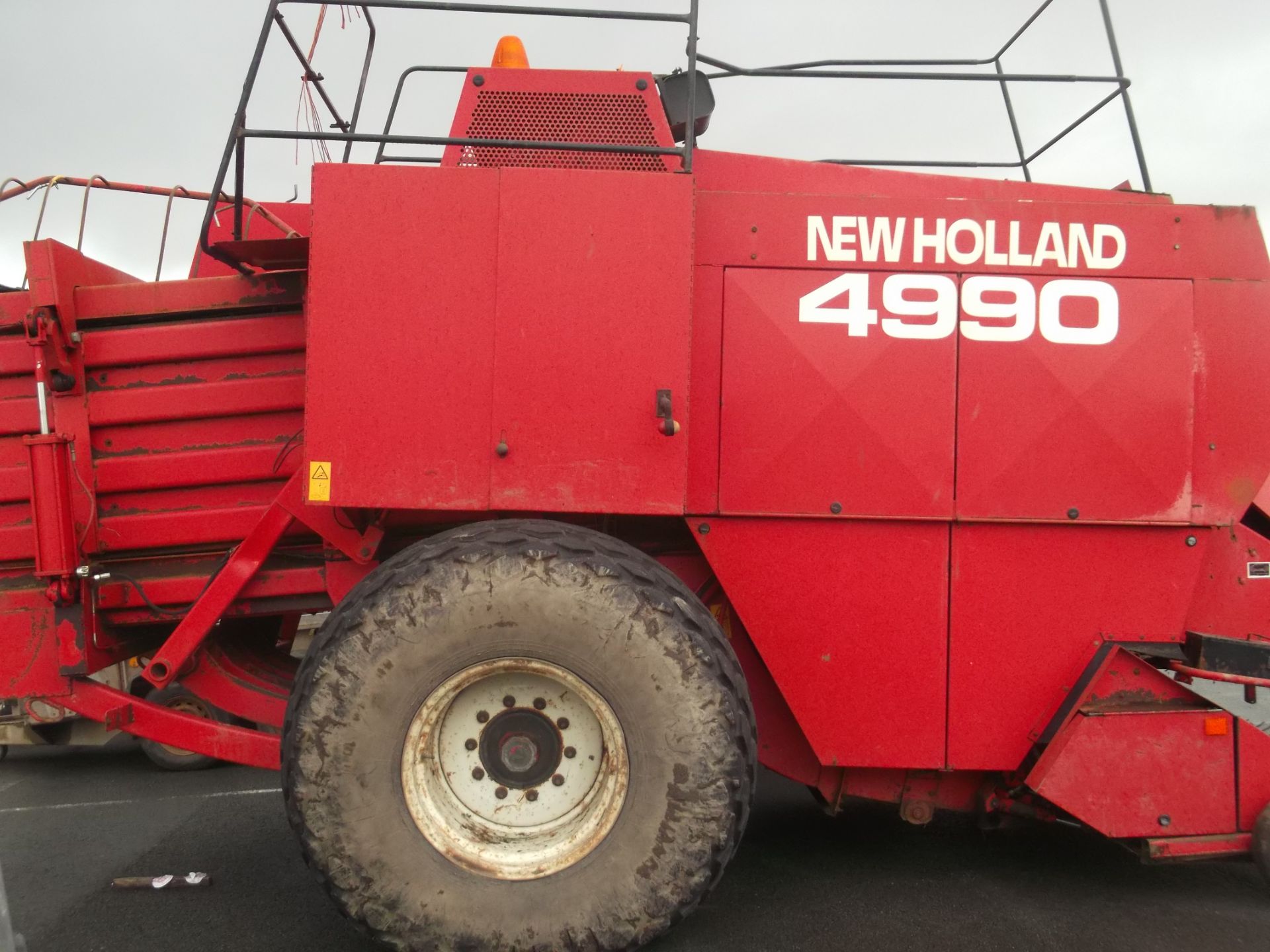 NEW HOLLAND 4990 SQUARE BALER - Image 4 of 6