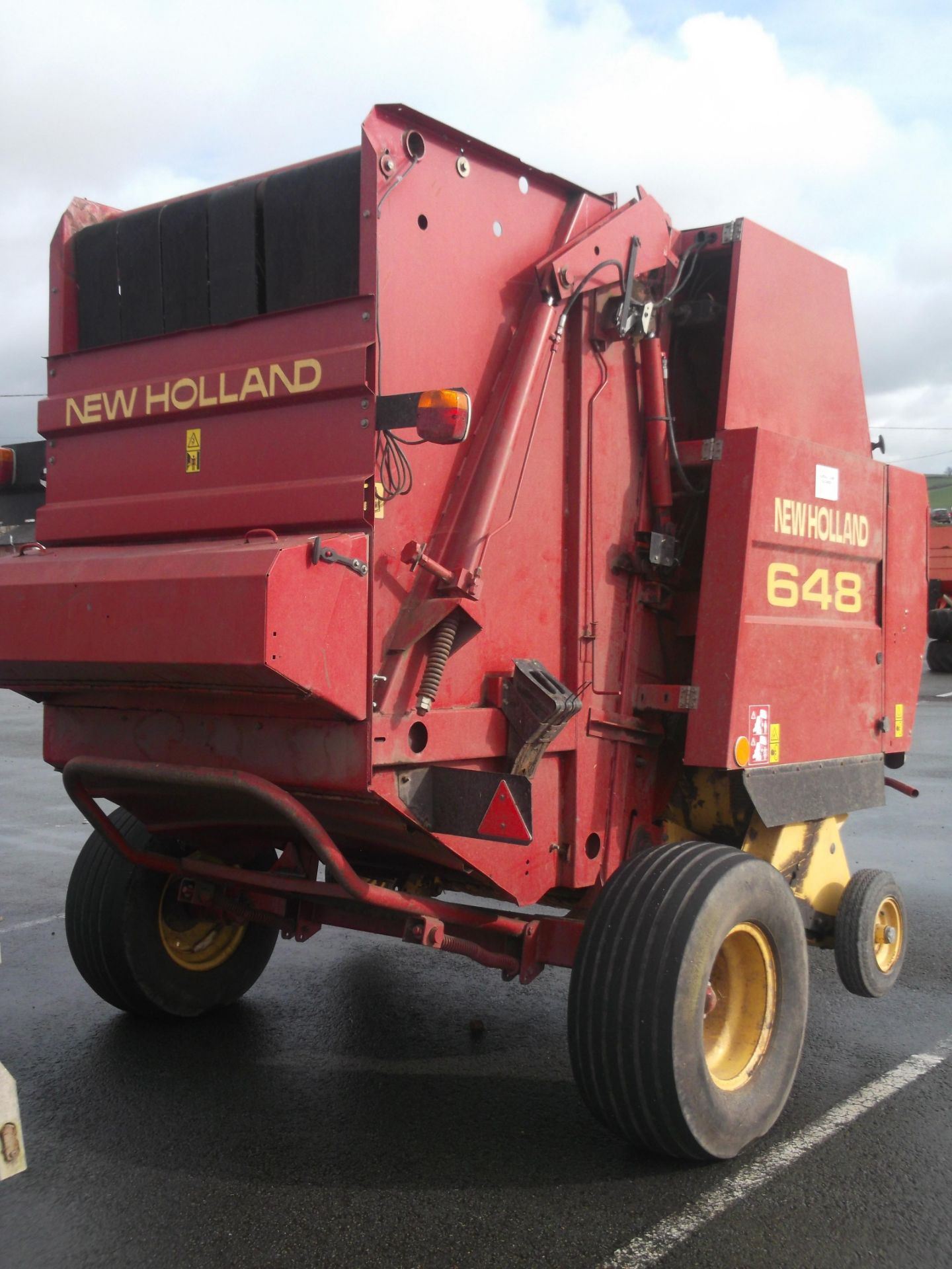 NEW HOLLAND 648 ROUND BALER - Image 3 of 5