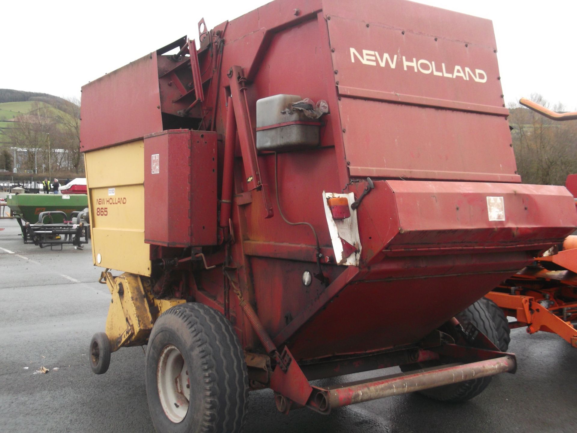 NEW HOLLAND 865 ROUND BALER - Image 3 of 8