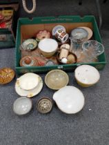 BOX CONTAINING VARIOUS POTTERY GLASS