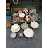 BOX CONTAINING VARIOUS POTTERY GLASS