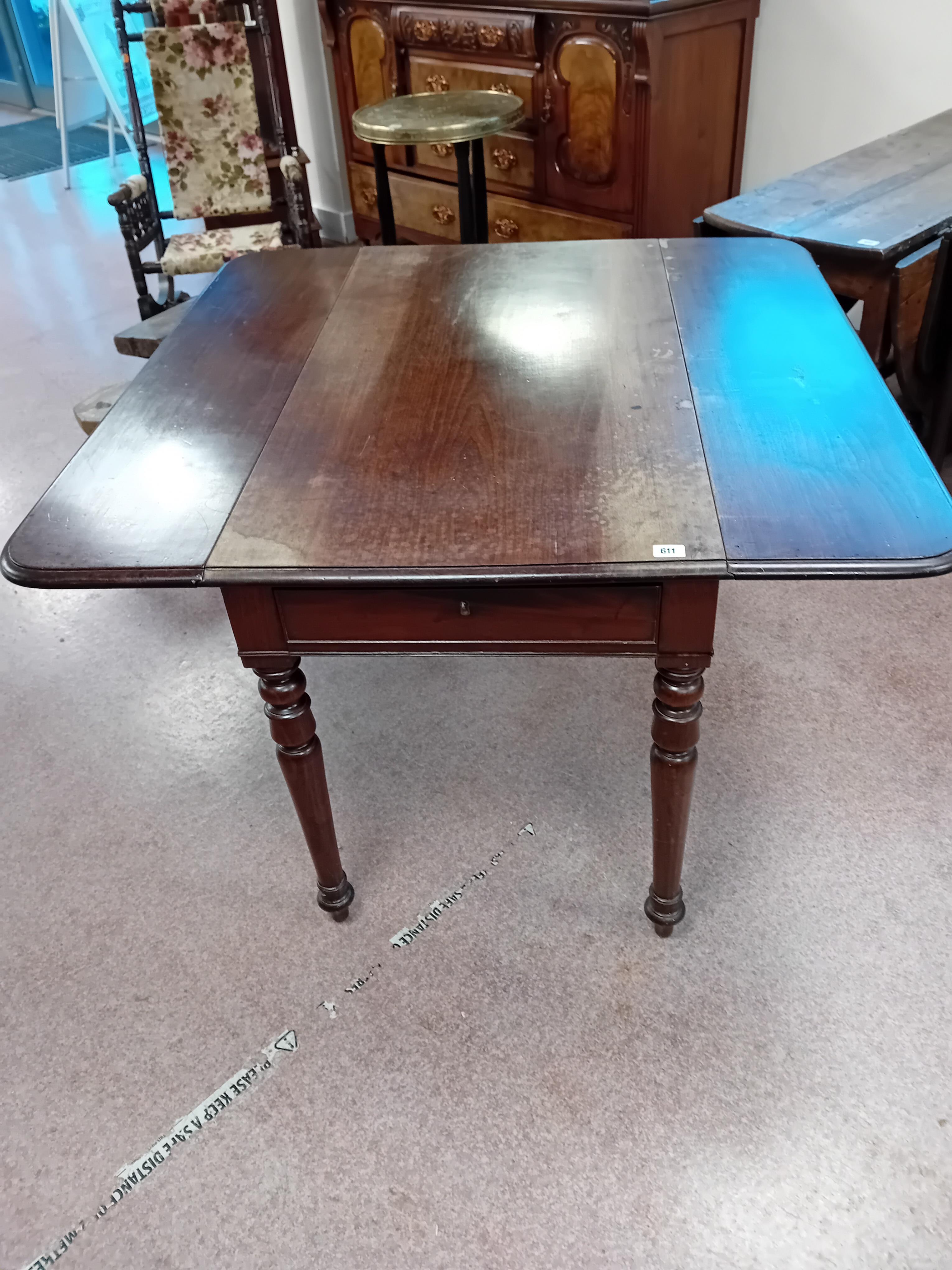 VICTORIAN MAHOGANY DINING TABLE