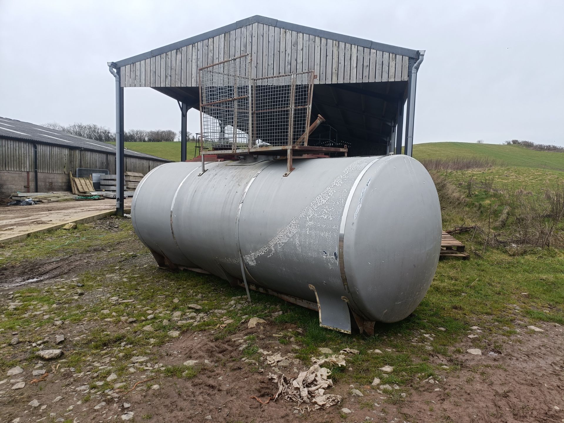 2000 GALLON STAINLESS STEEL TANK - Image 3 of 3