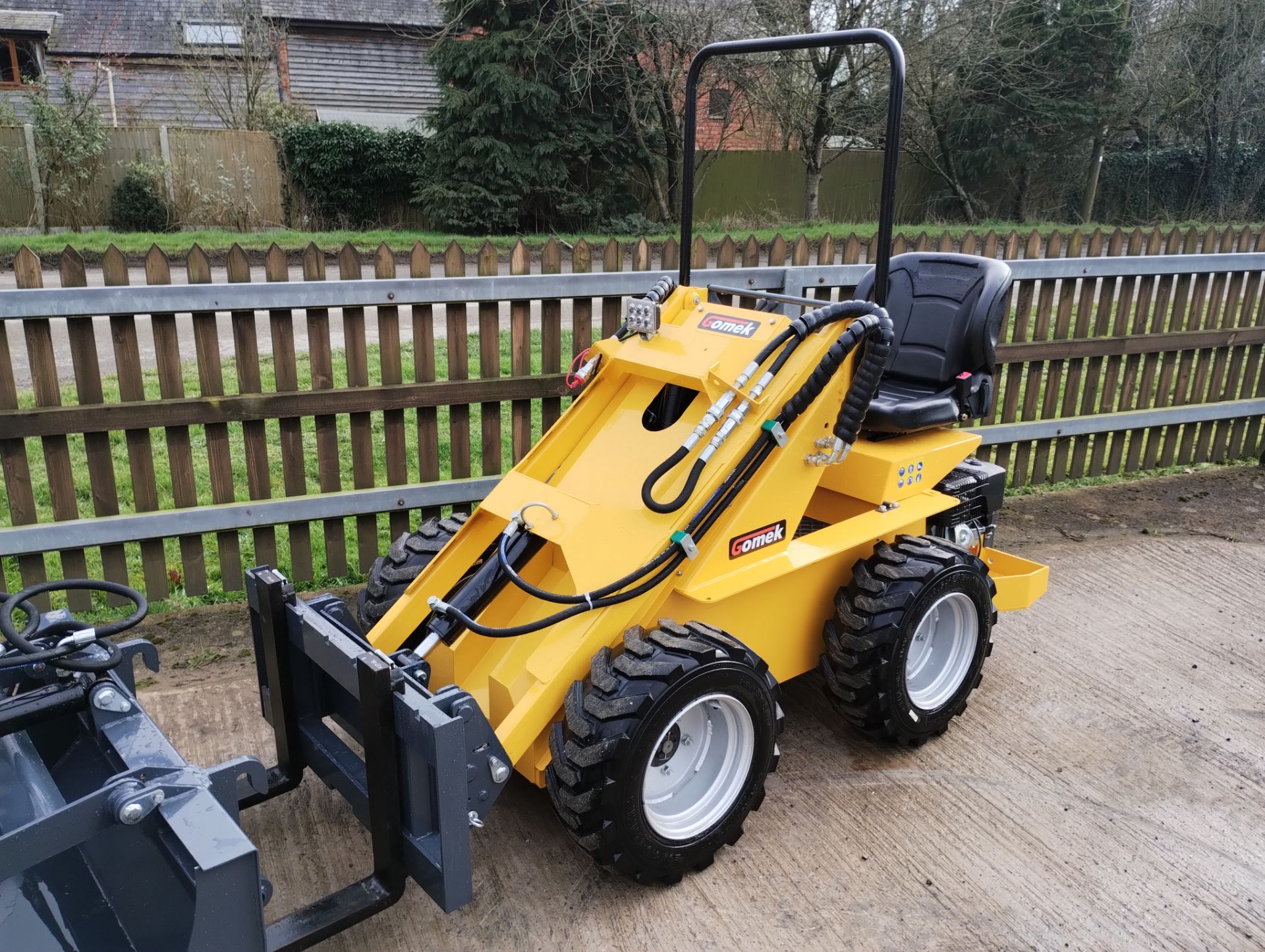 COMPACT 4WD SKID STEER LOADER