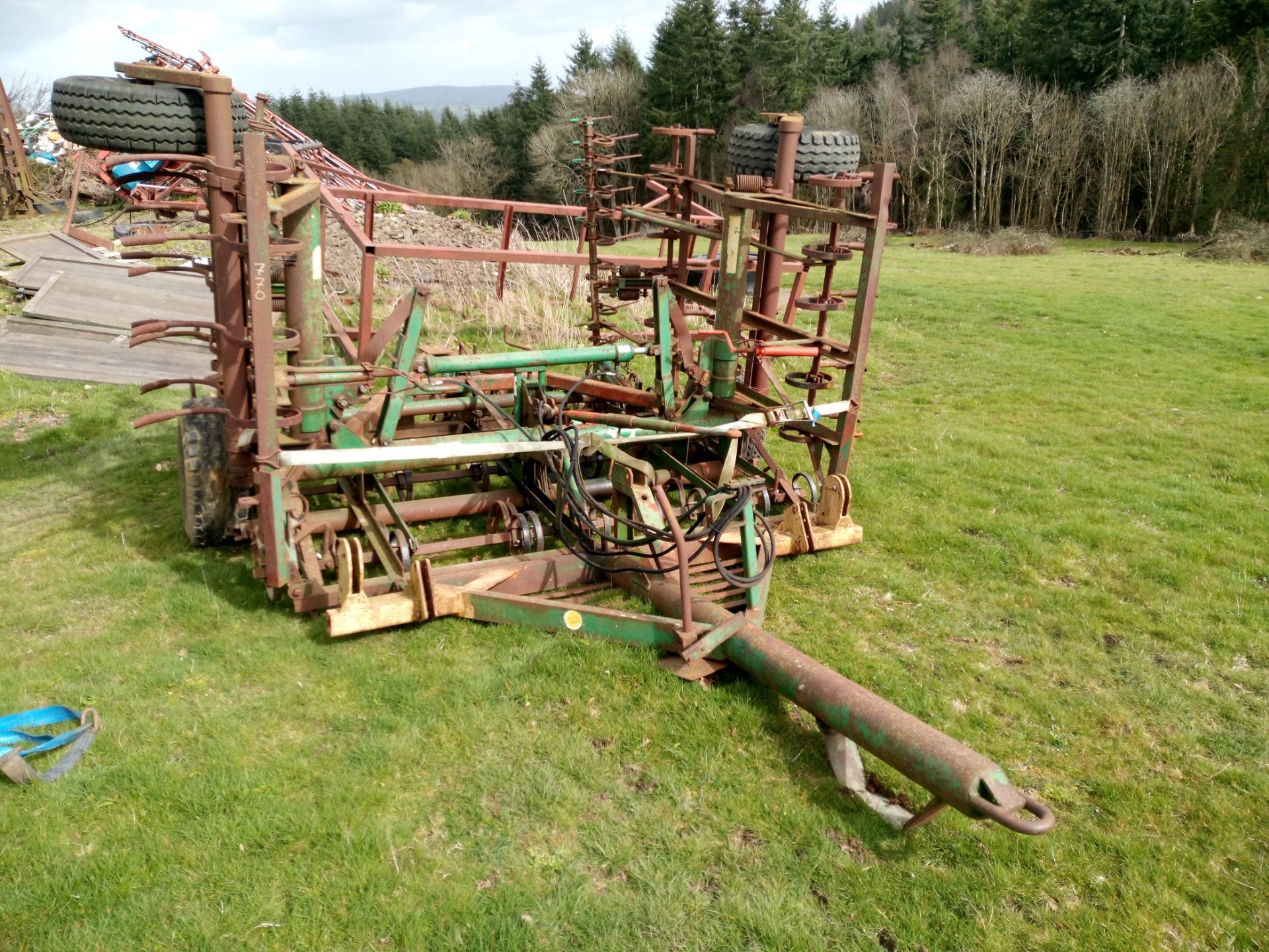 FOLDING SPRING TINE HARROWS - Image 2 of 3