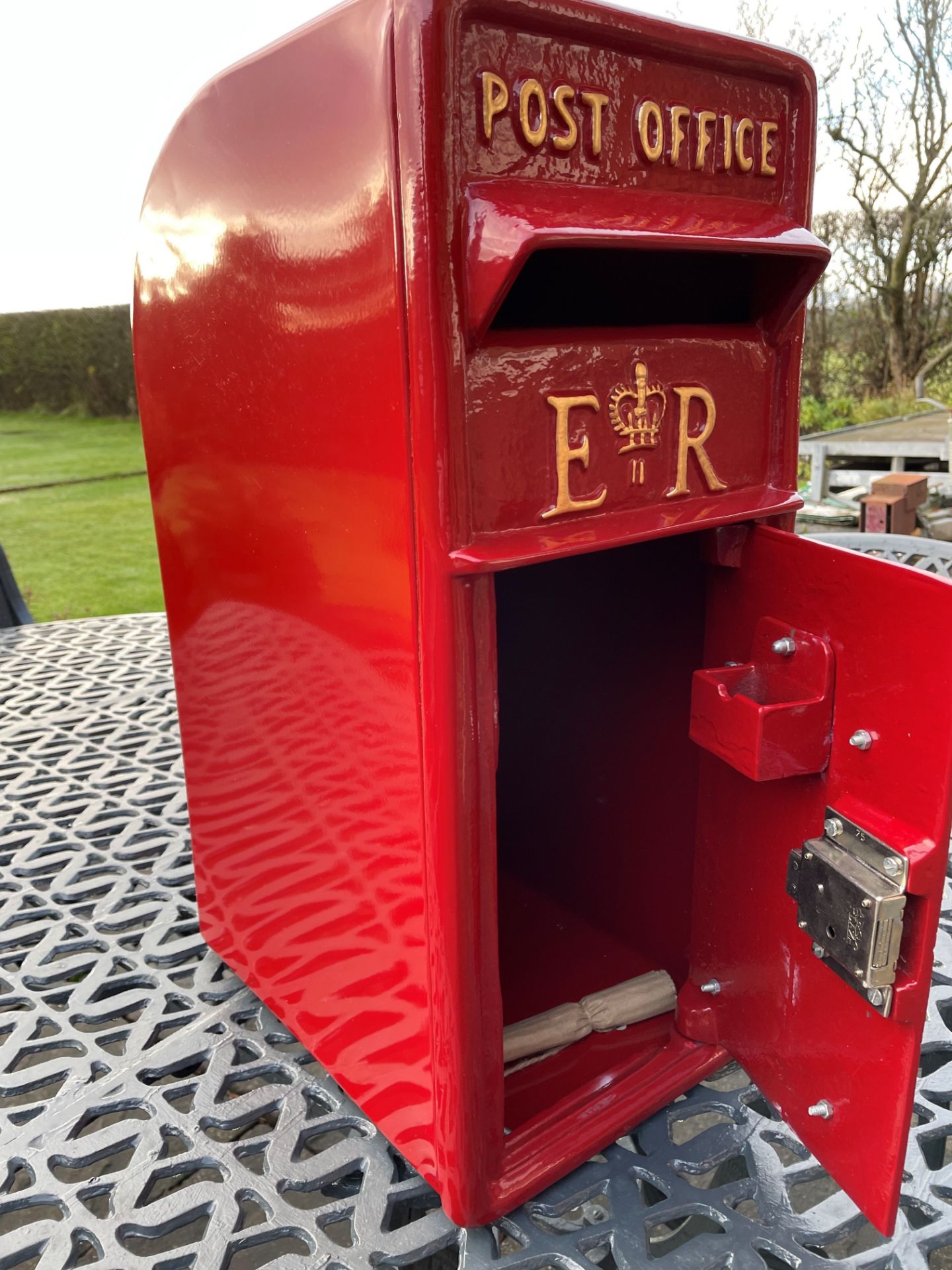 NEW ER RED & GOLD WELSH POST BOX - Bild 2 aus 3