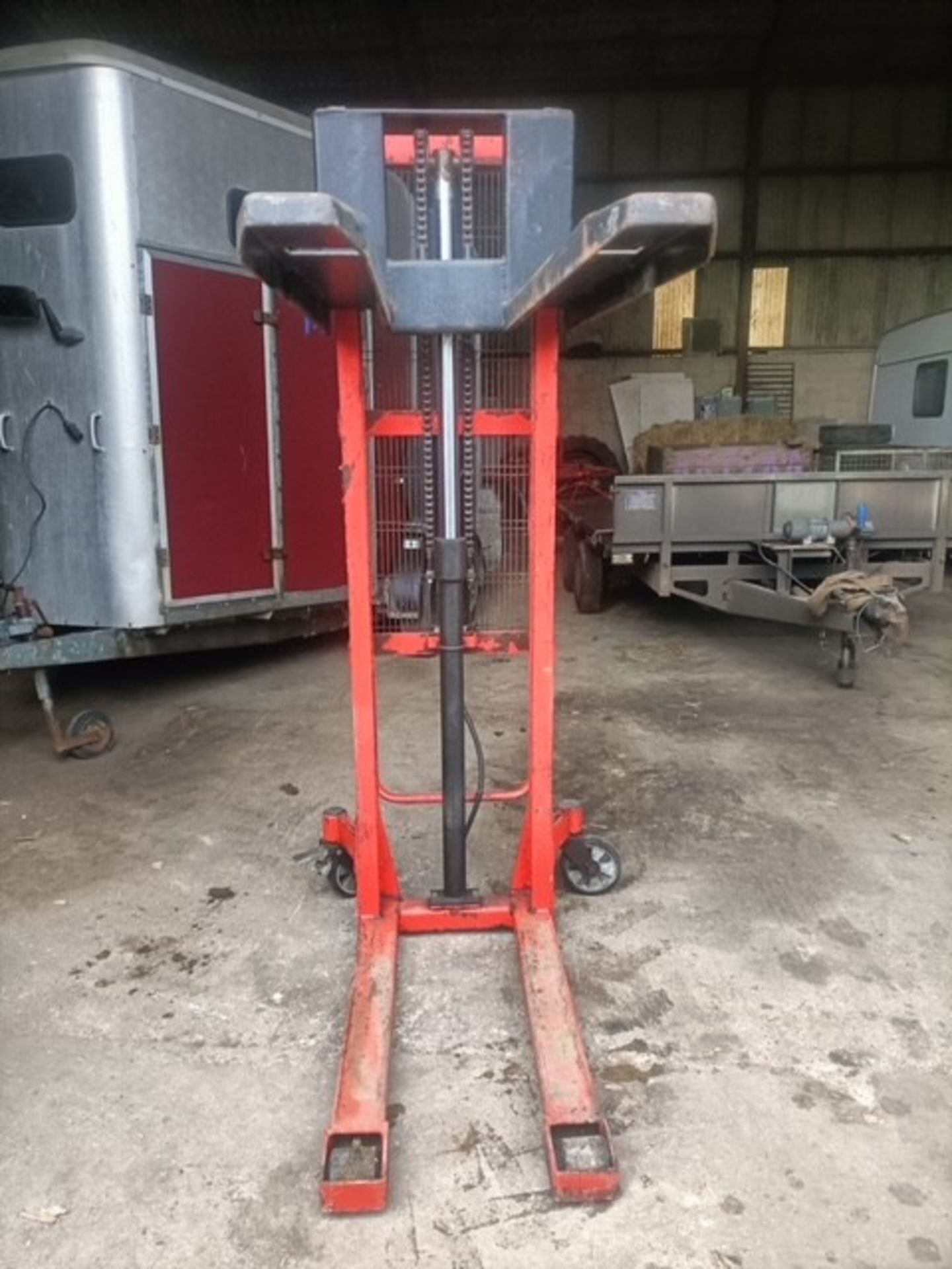 HYDRAULIC MANUAL PUMP UP FORK LIFT