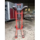 HYDRAULIC MANUAL PUMP UP FORK LIFT