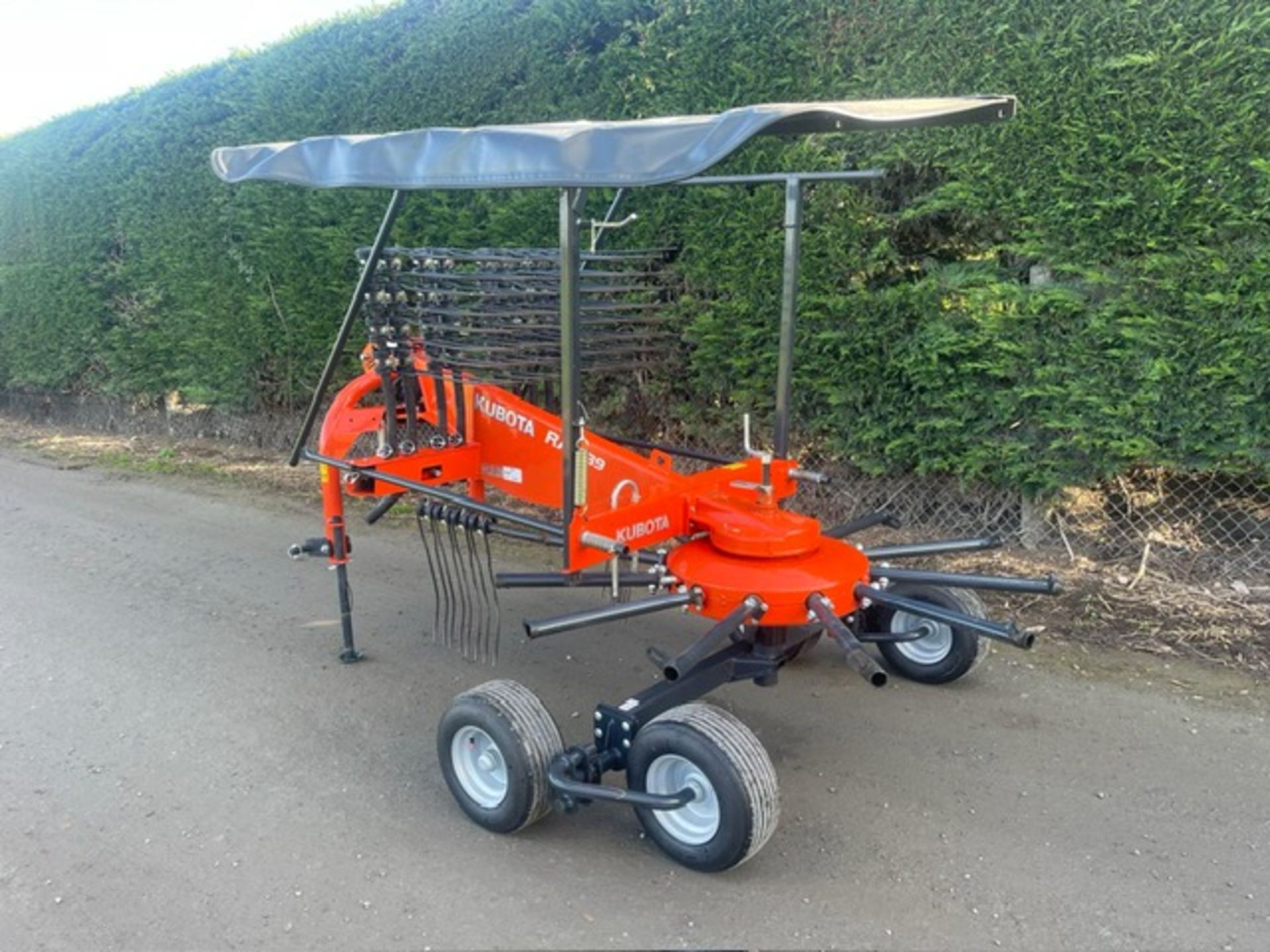 KUBOTA RA 1039 SINGLE ROTA RAKE, AS NEW