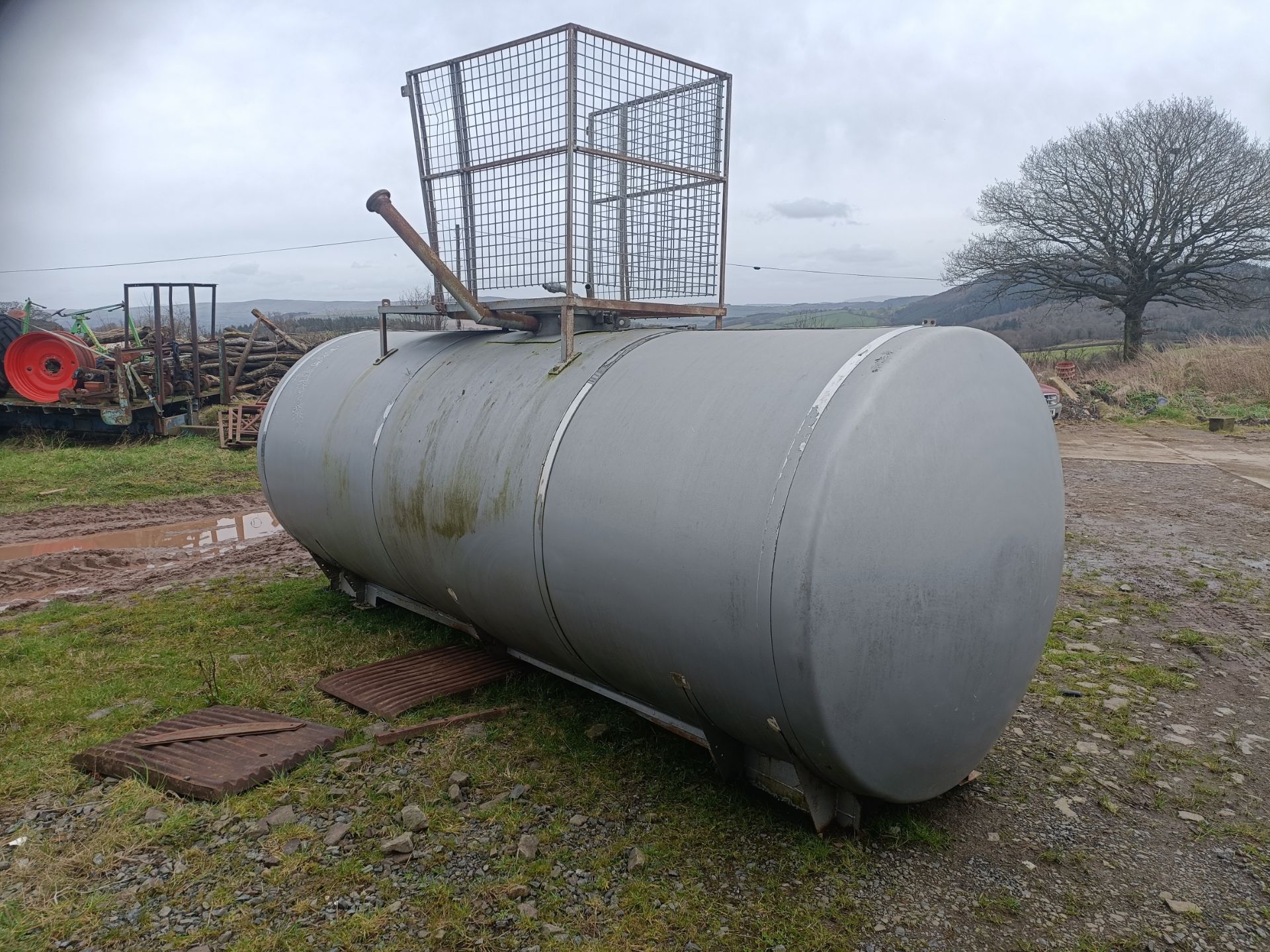 2000 GALLON STAINLESS STEEL TANK - Image 2 of 3