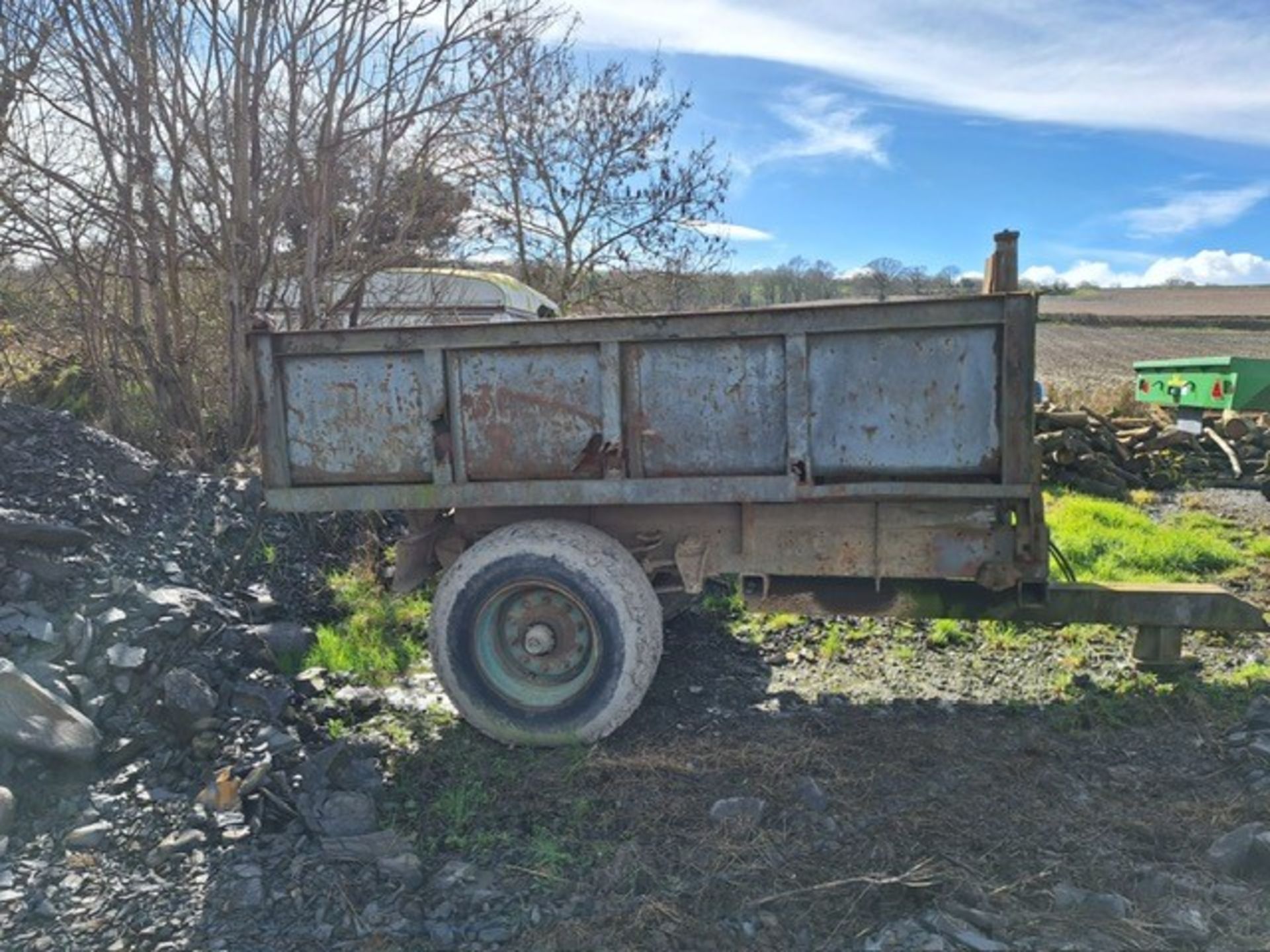 DUMP TRAILER . APPROX 8-10 TON