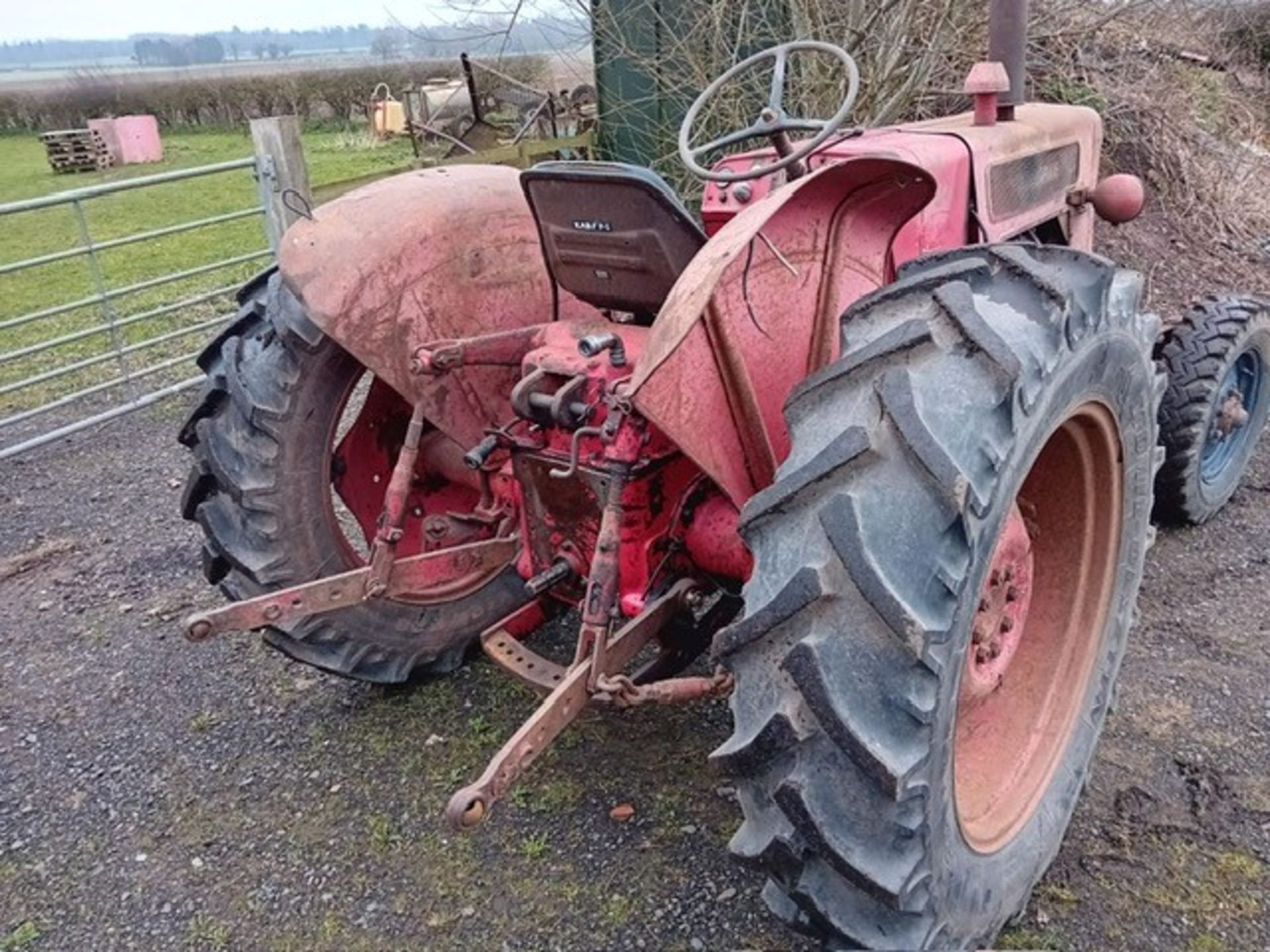 INTERNATIONAL 414 TRACTOR, 2WD. STARTS A - Image 3 of 3